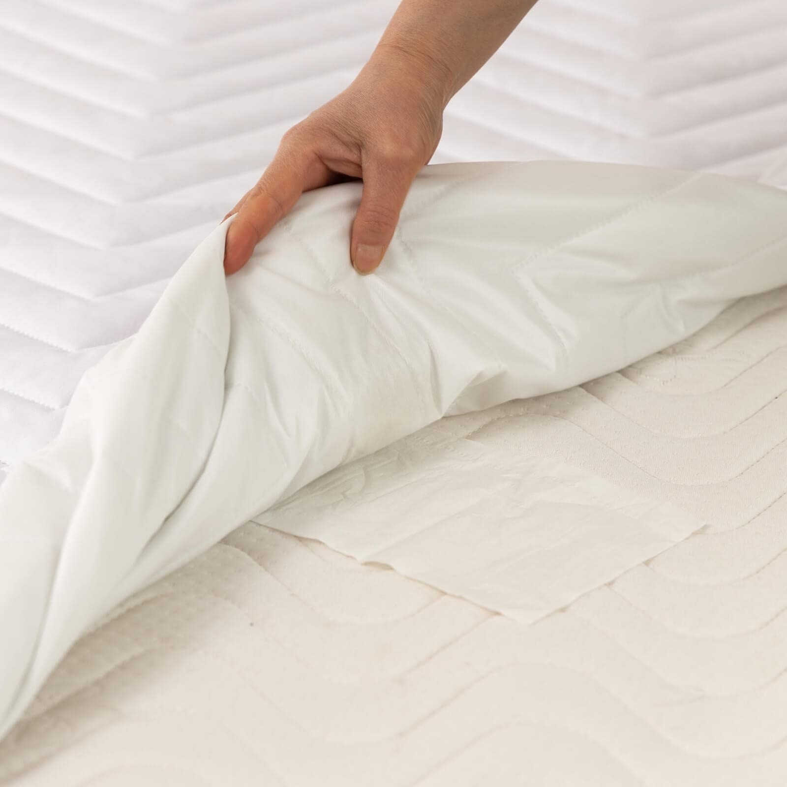 Quilted Waterproof RV Short Queen (60 x 75 inches), White