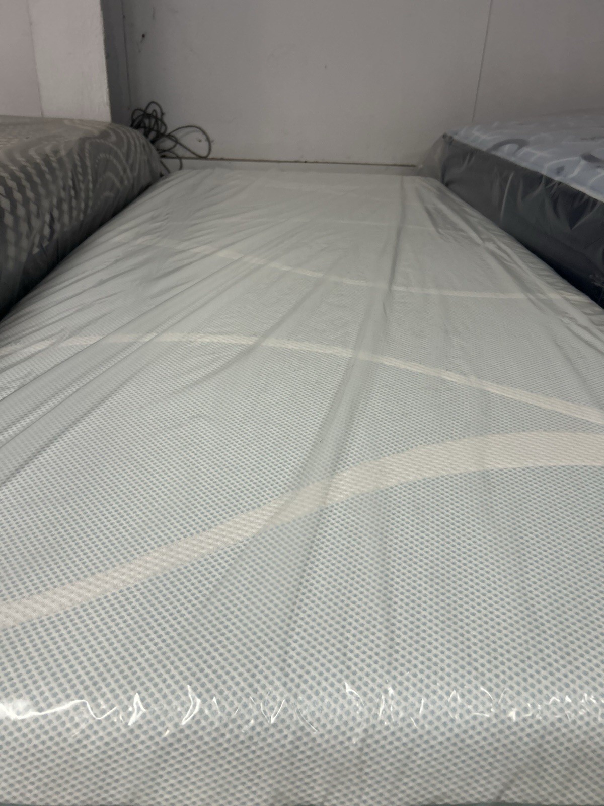 TEMPURPEDIC PRO BREEZE MEDIUM Twin XL MATTRESS-NEW-FREE SHIPPING