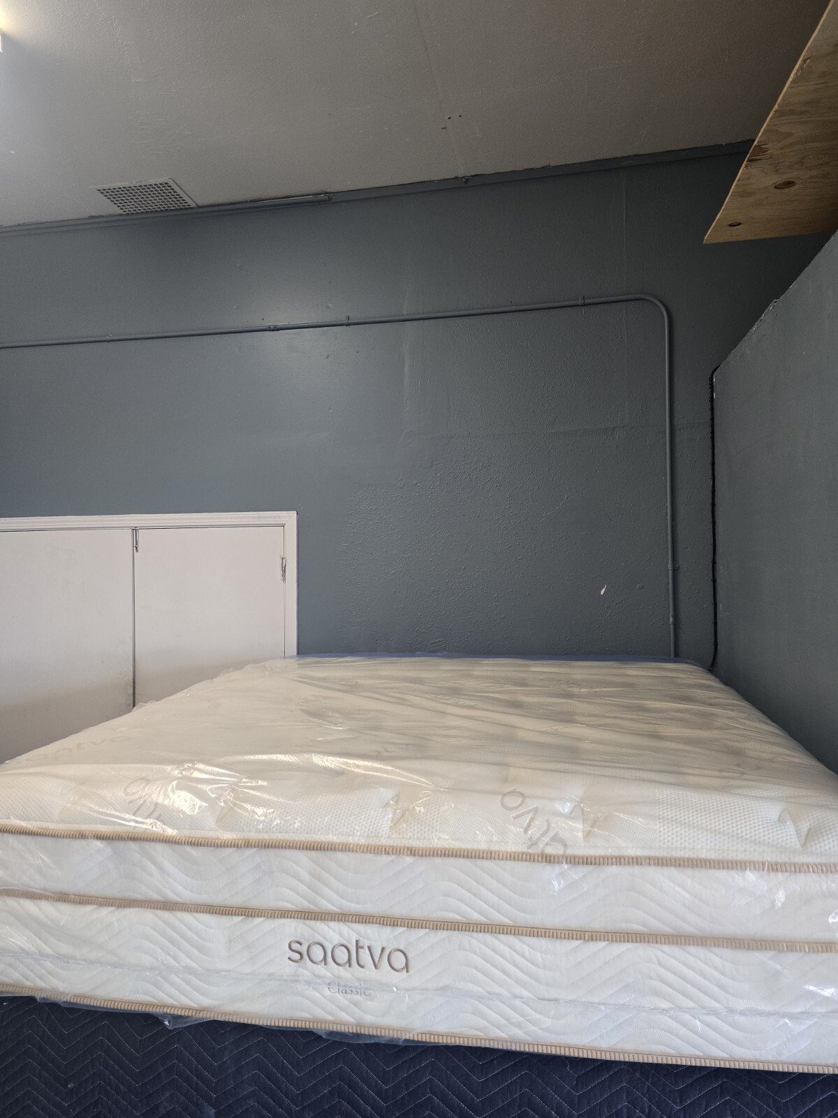 Saatva Classic 14.5″ Cal-KING SIZE Mattress LUXURY FIRM.