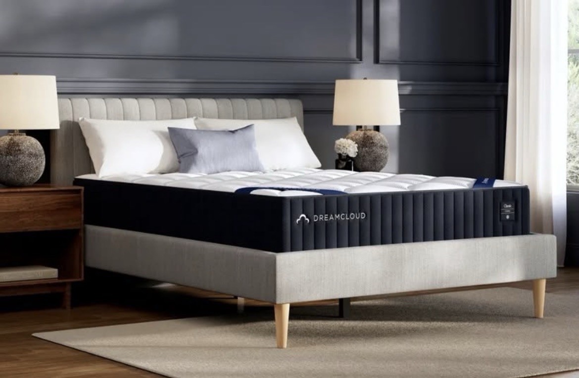 Dreamcloud Classic Hybrid Mattress Queen Size Slightly Used