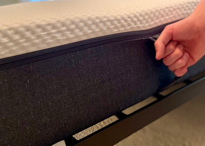 Emma – Hybrid Comfort – Queen Mattress – [Retail: $1,319.00]