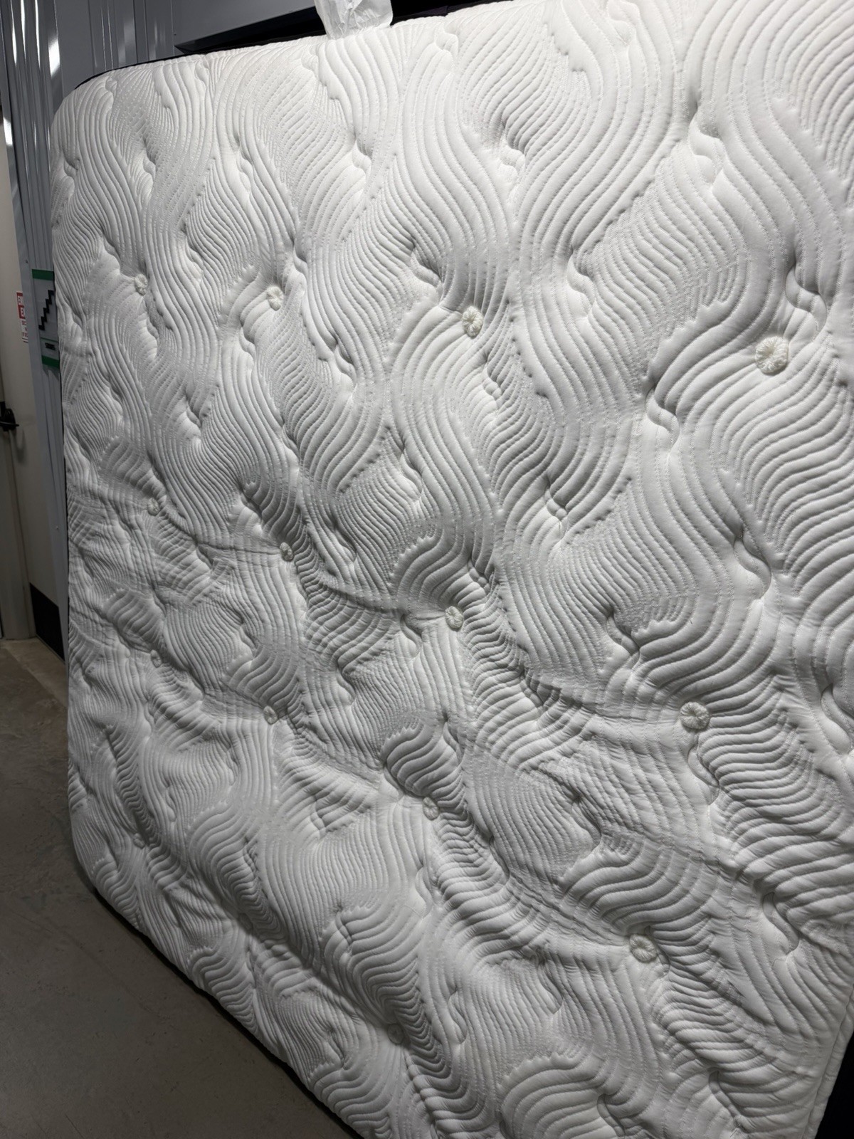Big Fig Classic King Size Mattress W/ THERMOGEL New Damage Freight