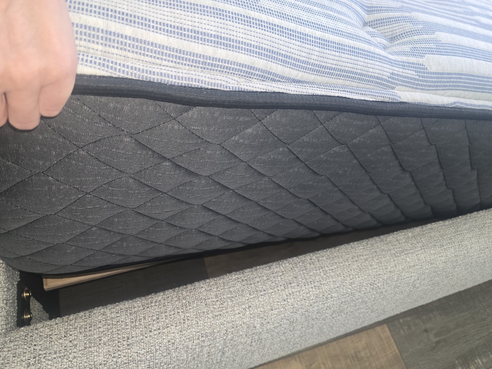 Kevin Charles By Sealy Signature 13″ Medium Tight Top Mattress