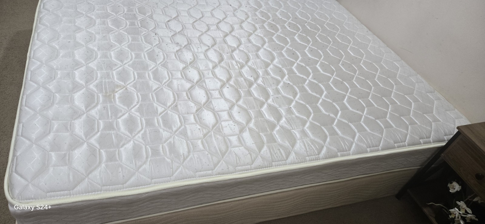 queen Size White Mattress Geometric Pattern for Bedroom