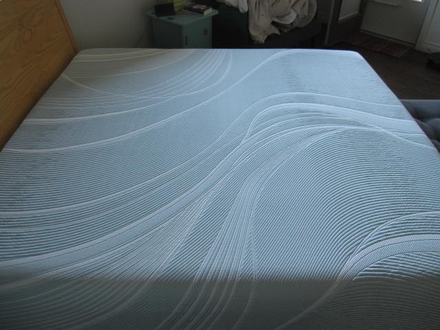 TempurPedic ProAdapt 2.0 Medium Hybrid KING mattress, excellent used condition