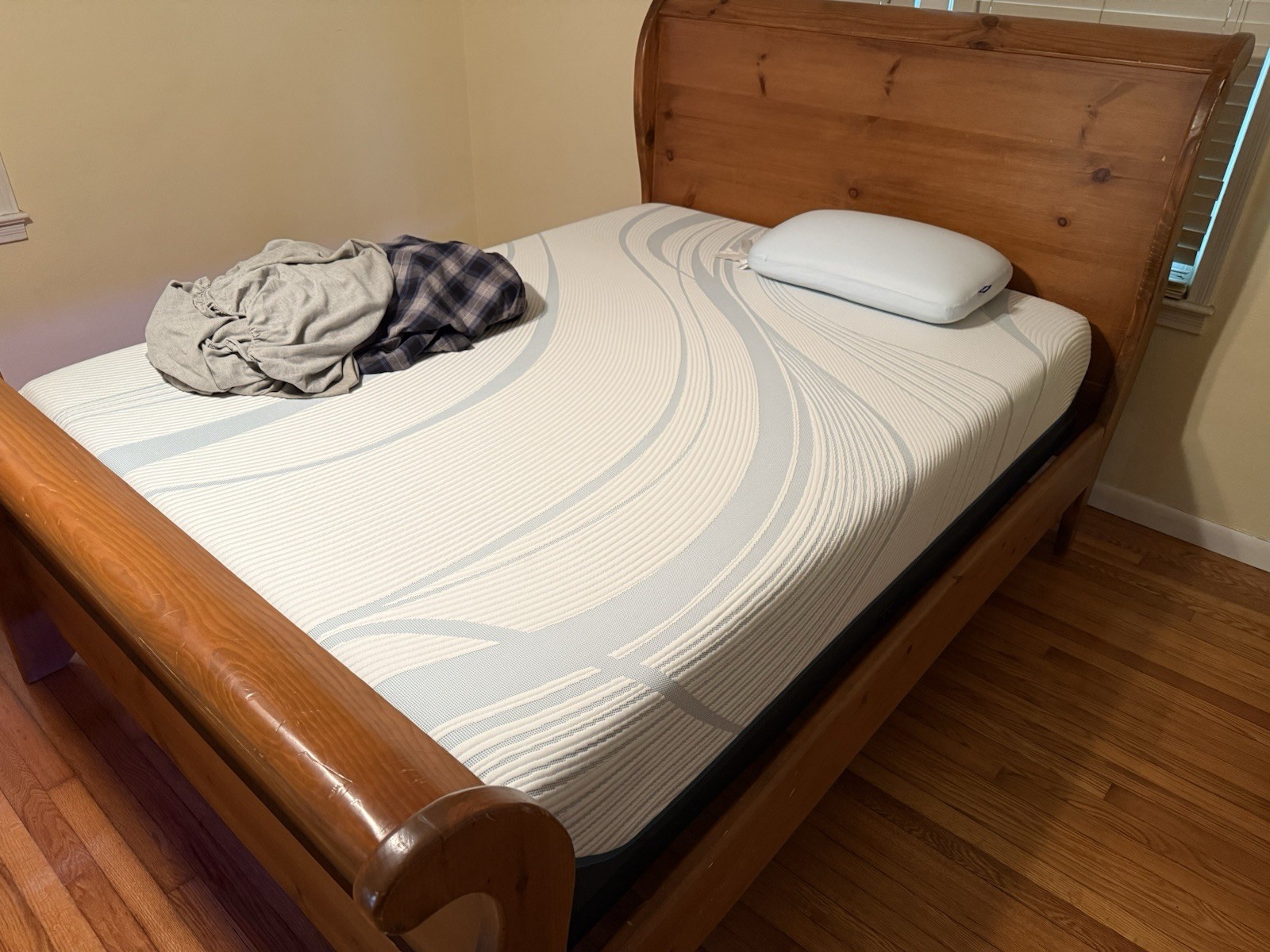 2025 Model Tempur Pedic Queen Pro Adapt 2.0 Medium w/ Massage Adjustable Base