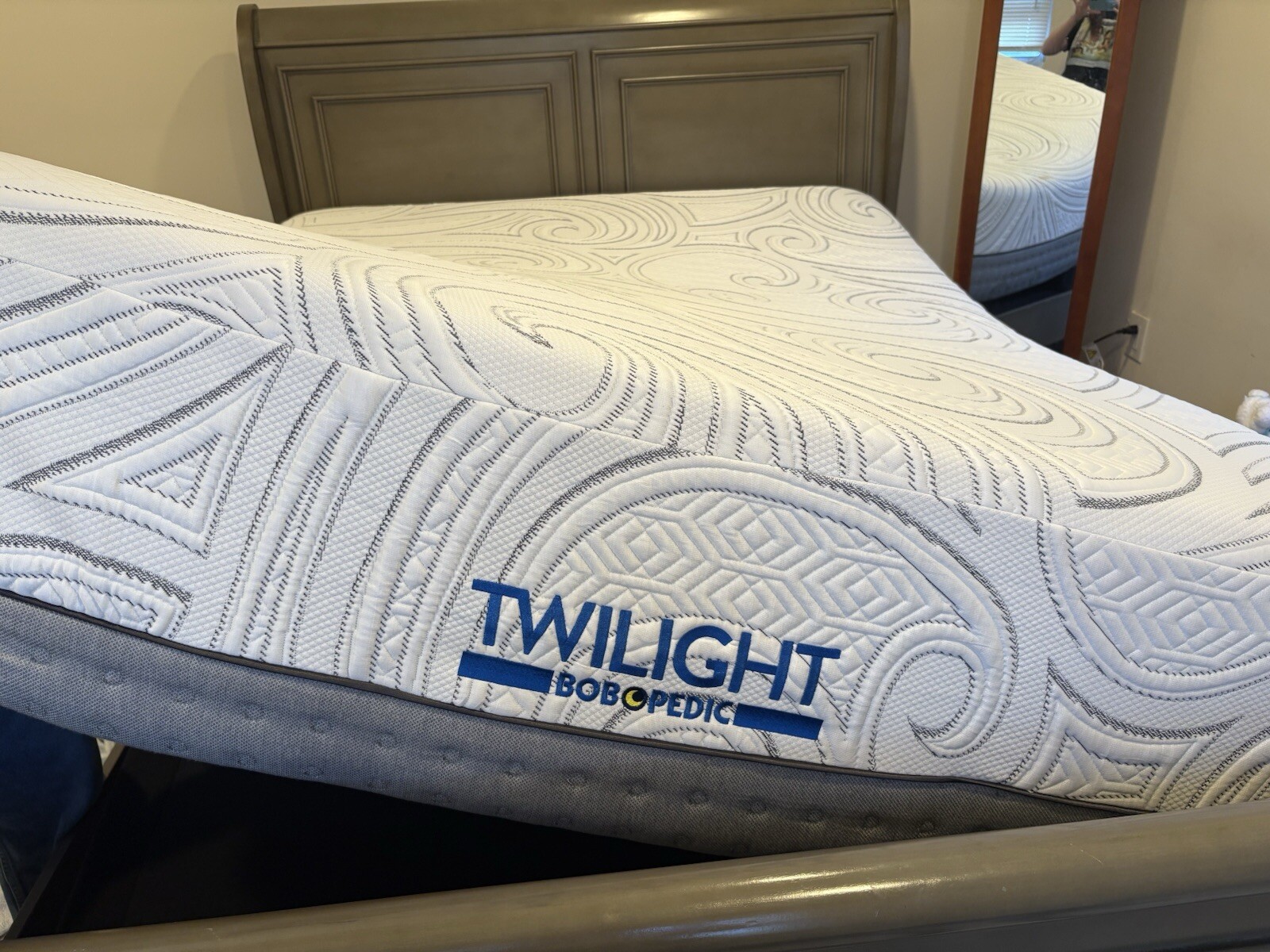 BobOpedic Twilight Queen Wood Frame With Mattress
