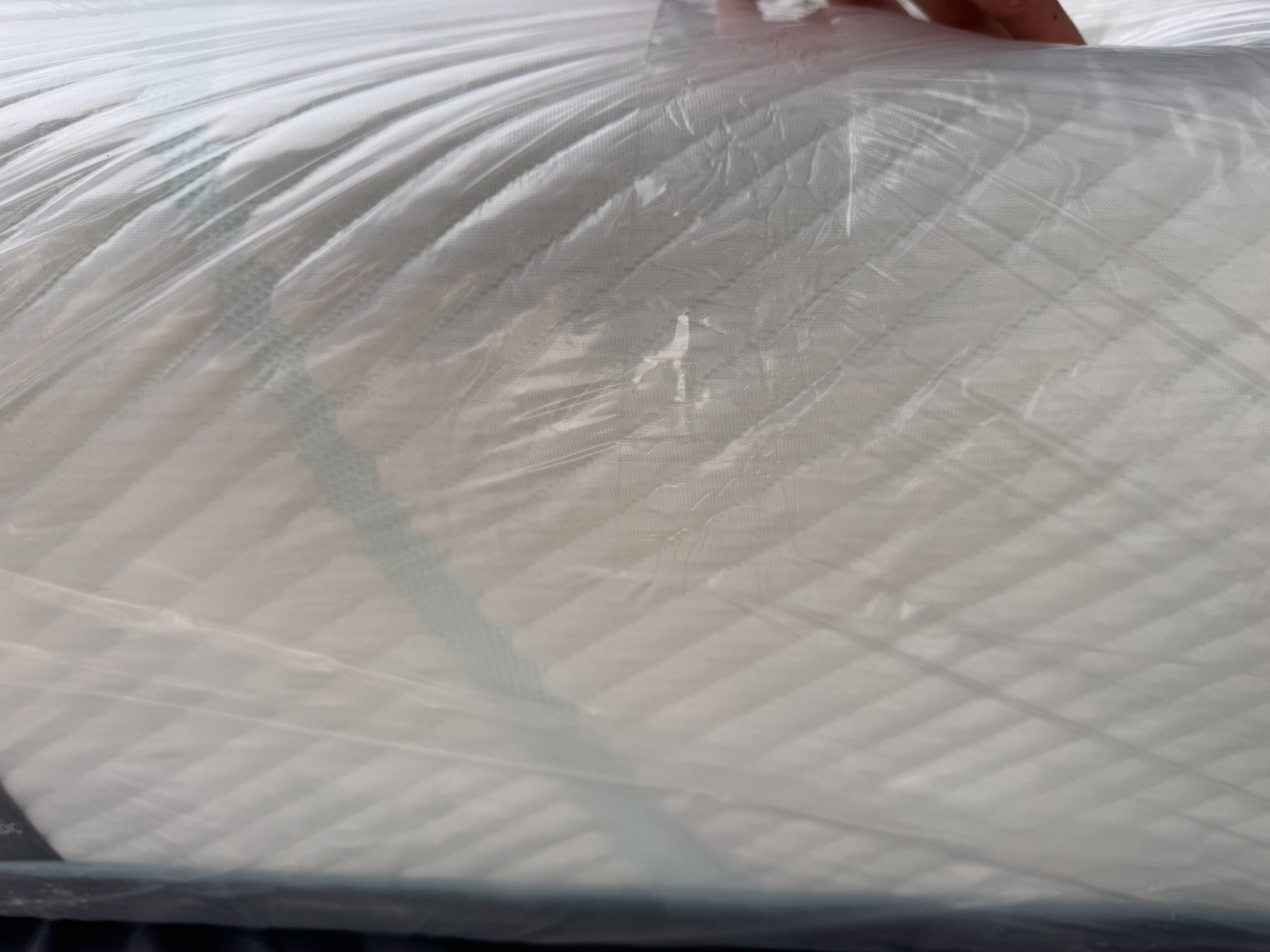 Tempur-pedic mattress Pro Adapt Medium Hybrid Twin ex-display.