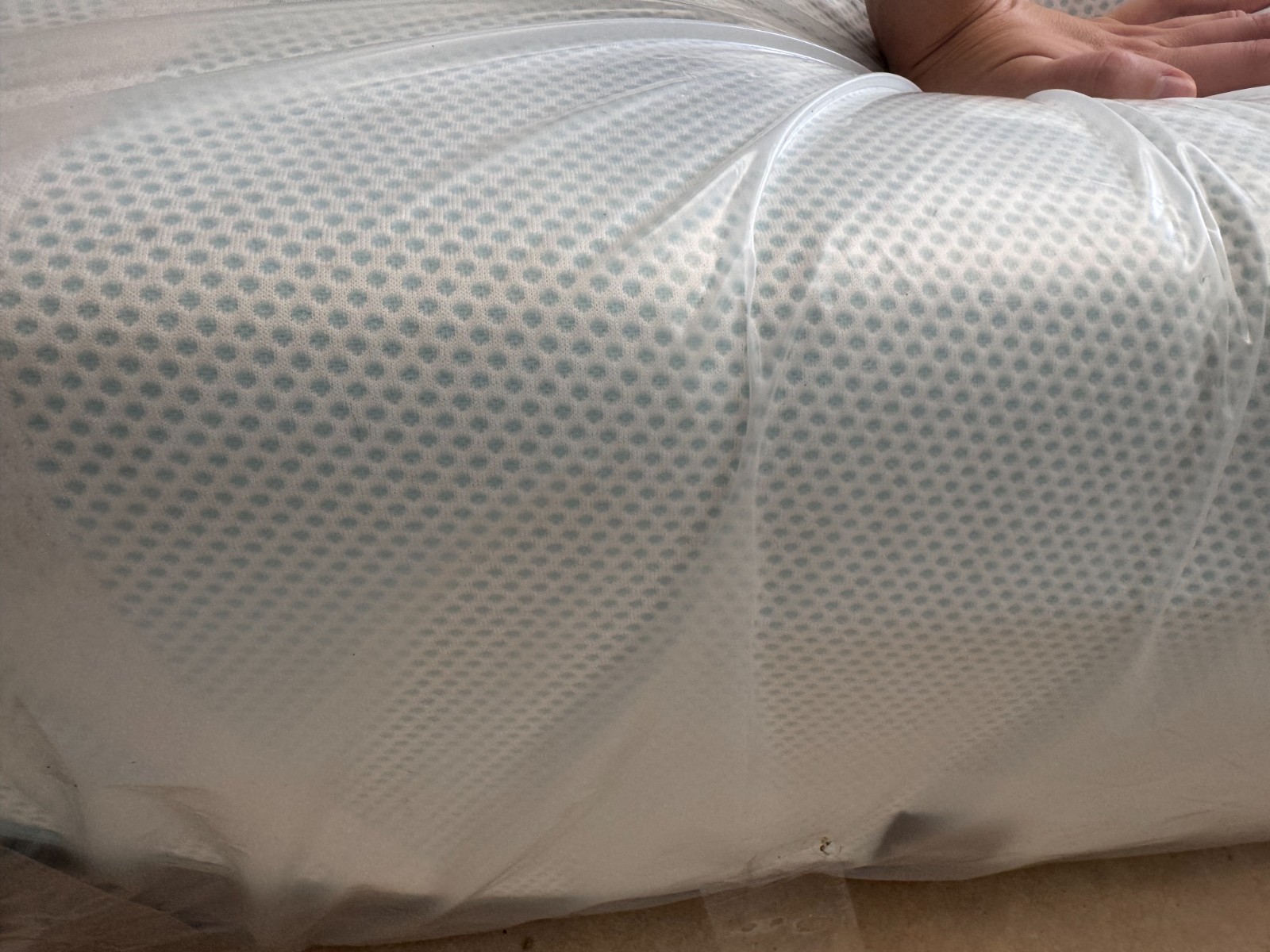 Tempur-pedic mattress Pro breeze Hybrid Pure Cool Twin XL 84” ex-display.