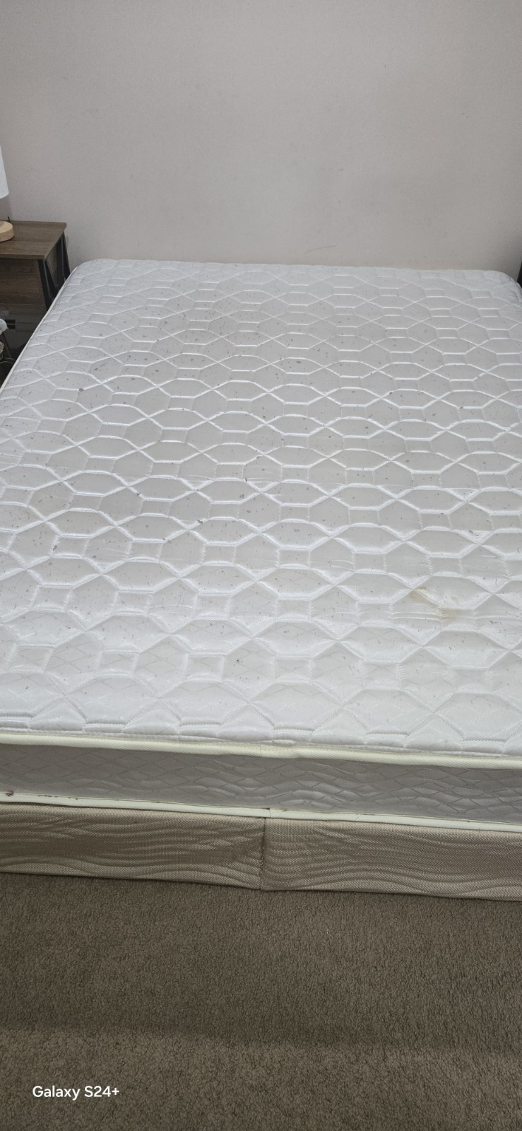 queen Size White Mattress Geometric Pattern for Bedroom
