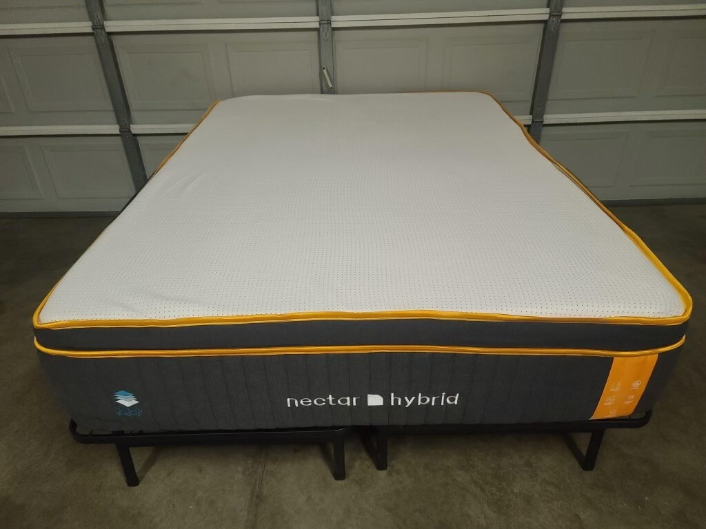 Nectar Premier Copper Hybrid King Size Mattress – Medium – Excellent Condition!
