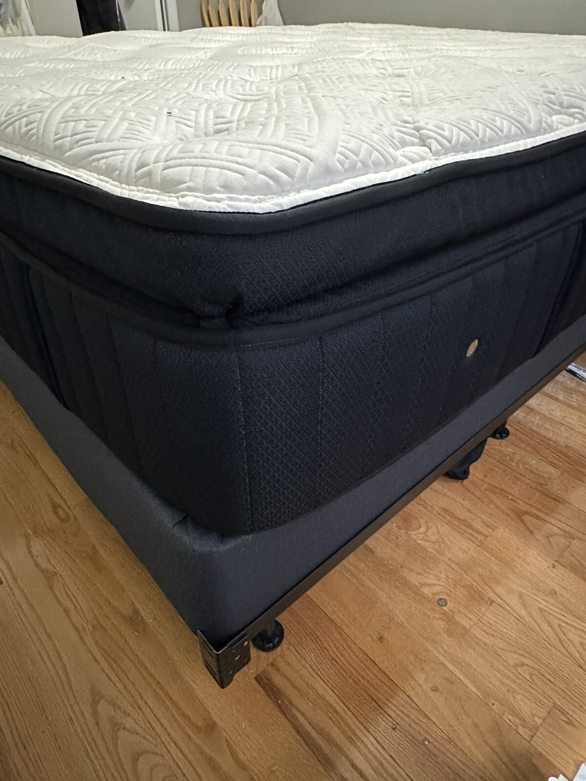 Stearns and Foster Lux Estate Cassatt Luxury Plush Pillow Top Queen + box spring