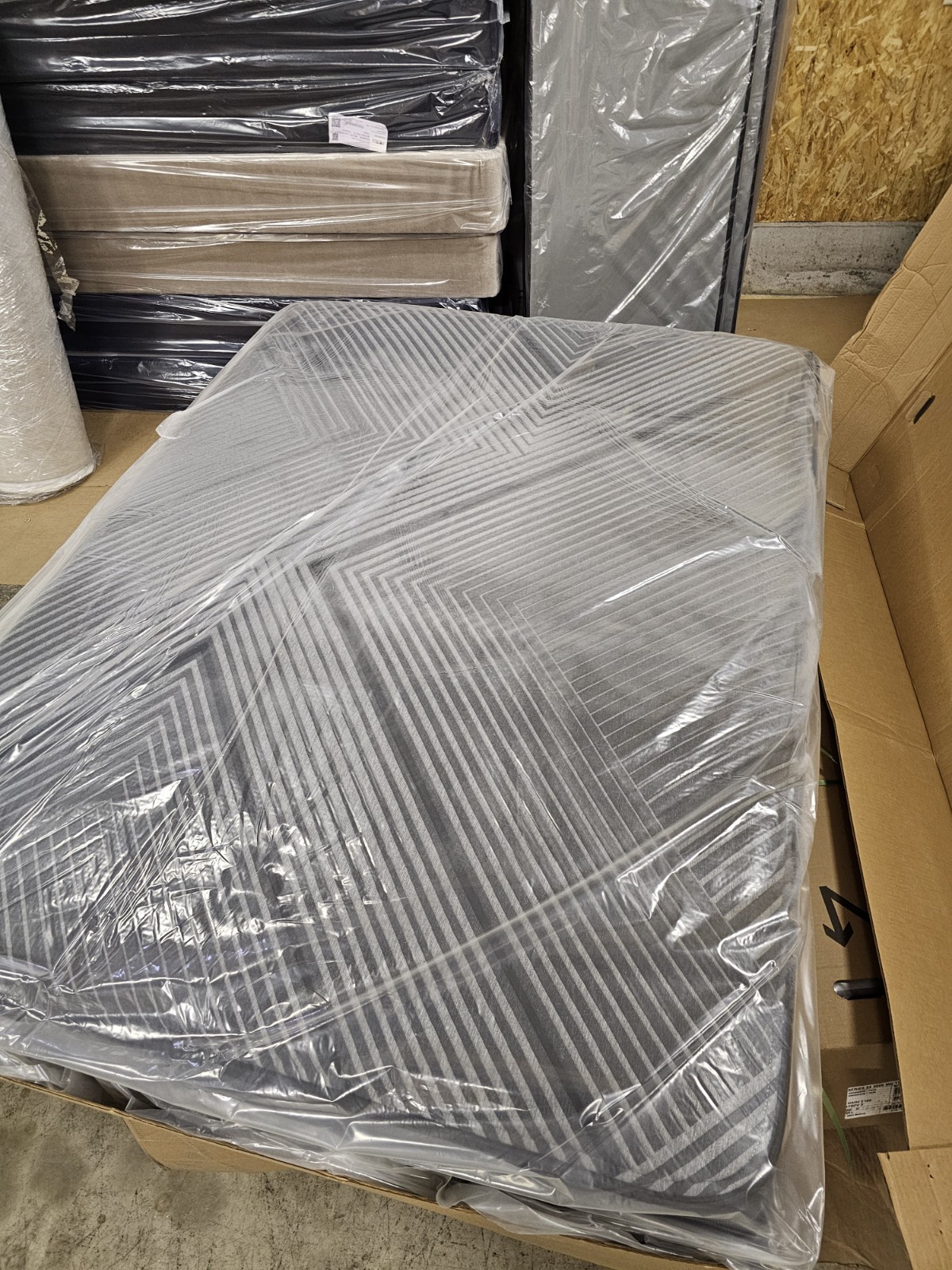 Queen Beautyrest Black Hybrid LX Class Medium Mattress NEW IN FACTORY BOX