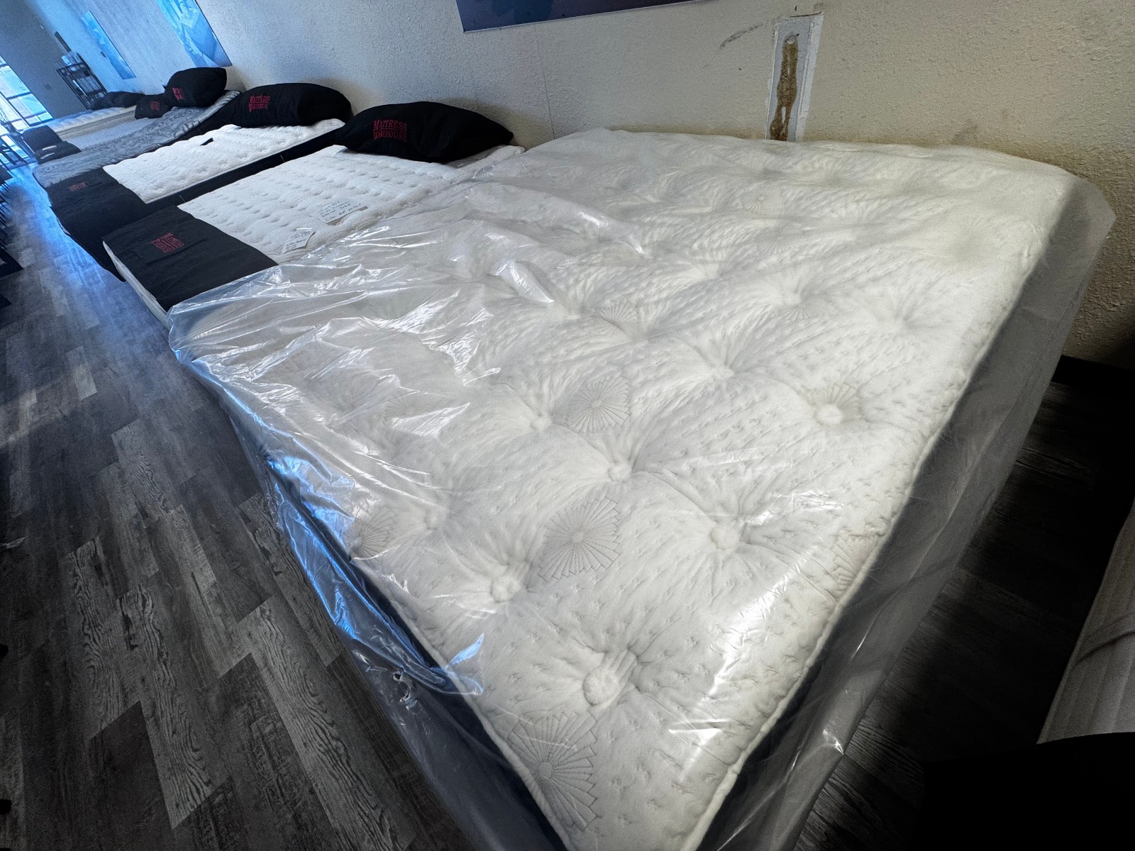 KING SIZE AIRELOOM TRESTLES M2 PLUSH LUXETOP (SEALED IN PLASTIC) -MSRP $8,299.99