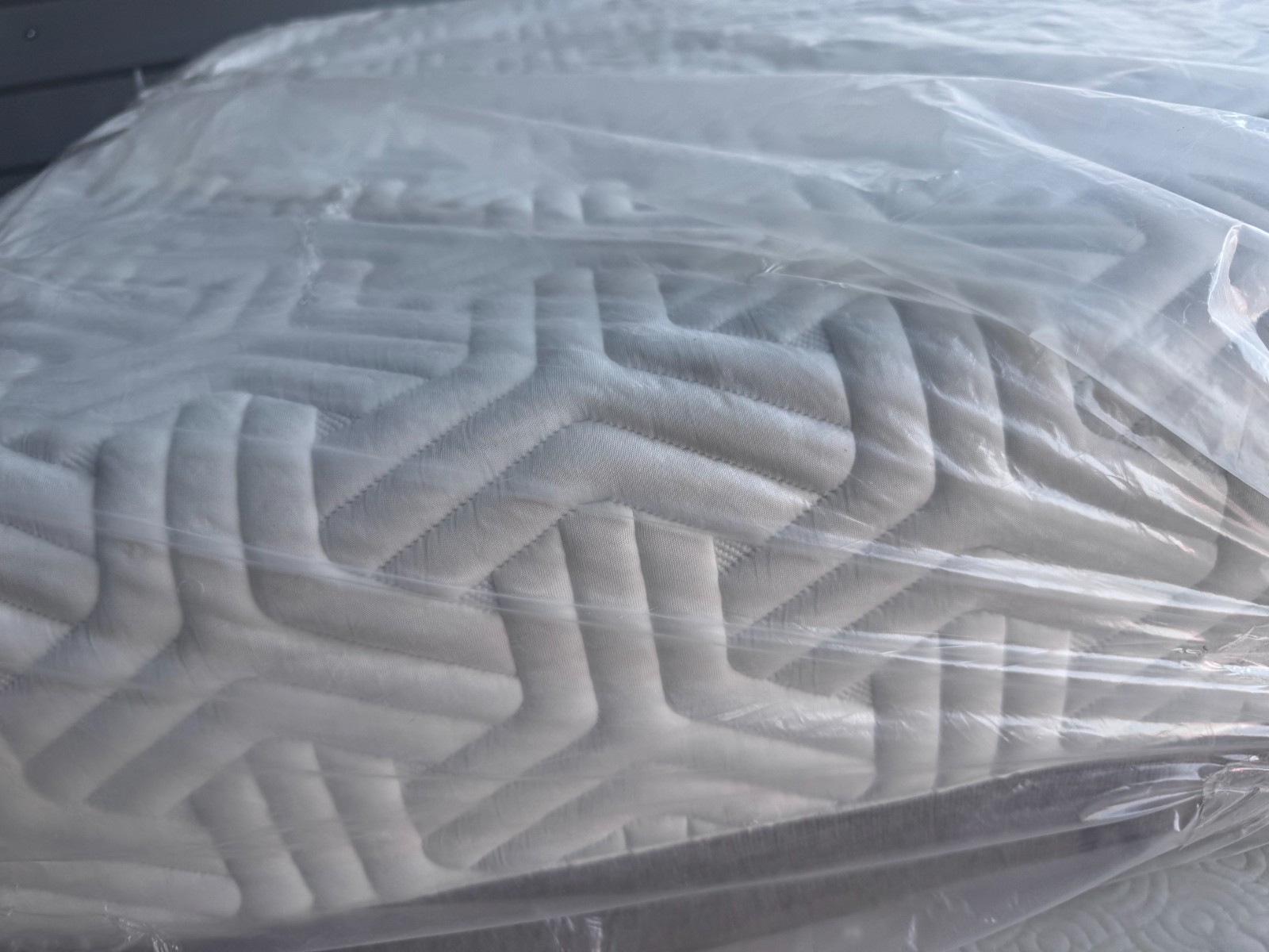 Tempur-pedic mattress Tempur-Flex Prima Hybrid Twin XL/ Split King ex-display.
