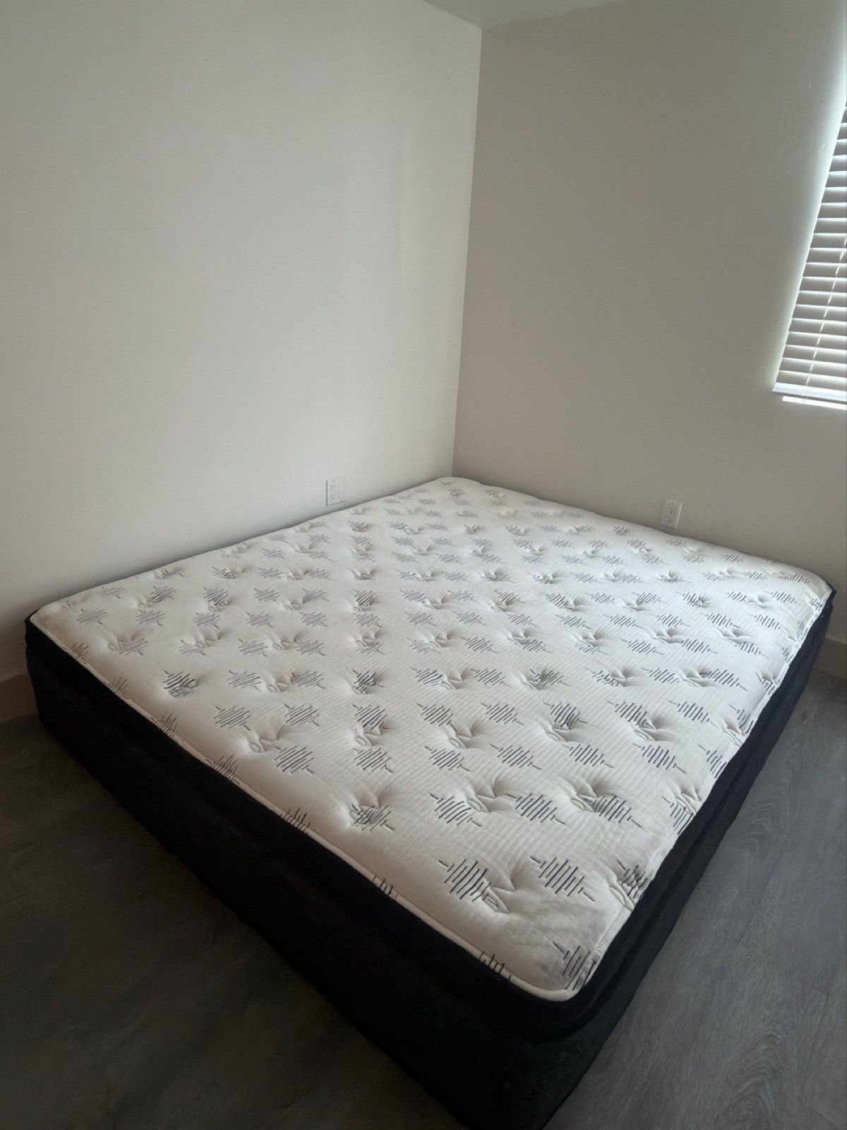 Unknown brand King Box Spring Mattress Medium Firm White Patterned Dark Base