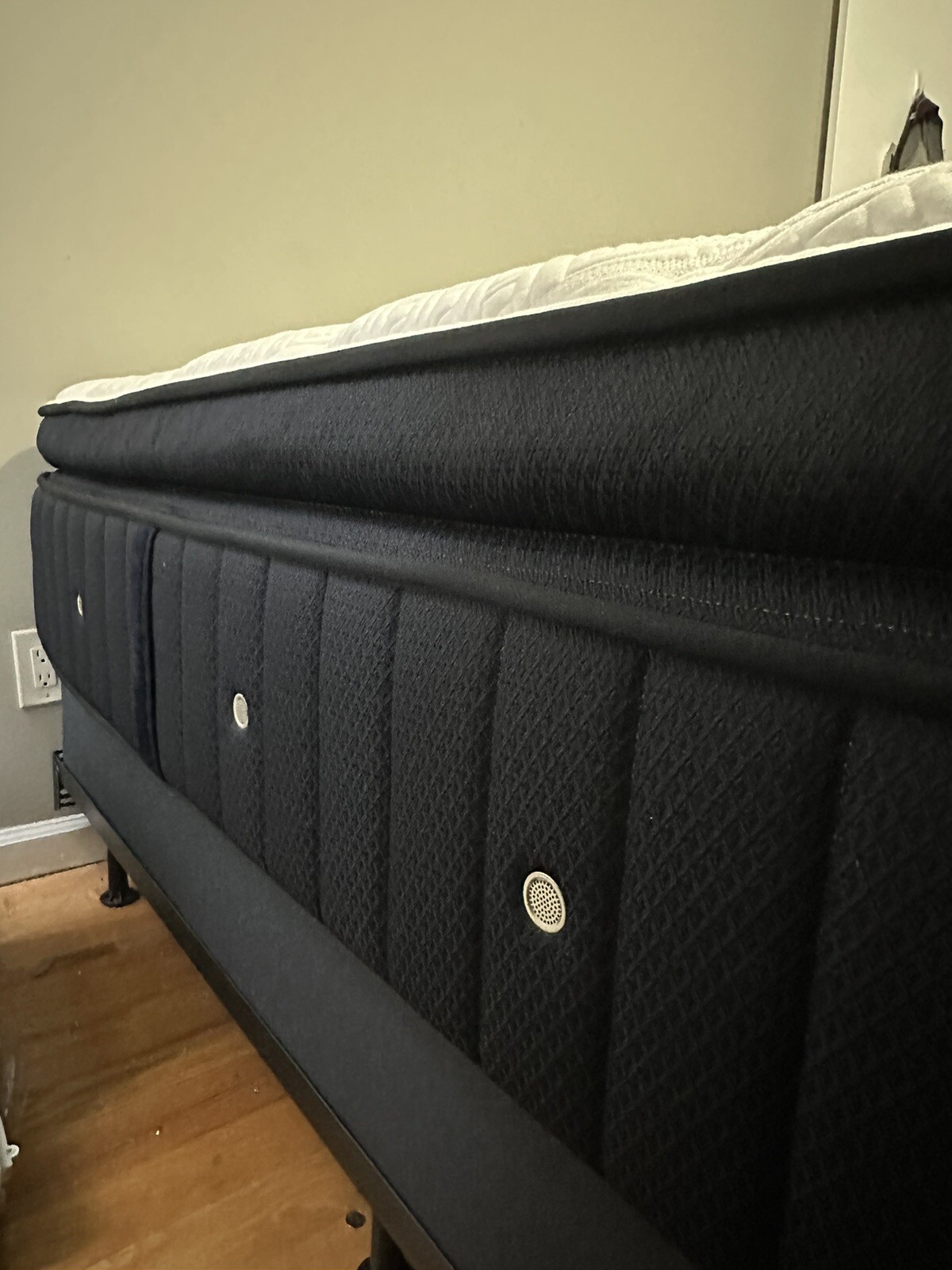 Stearns and Foster Lux Estate Cassatt Luxury Plush Pillow Top Queen + box spring