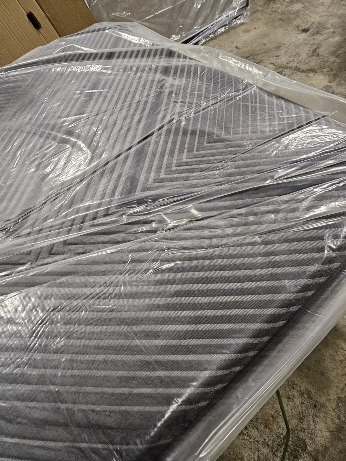 Queen Beautyrest Black Hybrid LX Class Medium Mattress NEW IN FACTORY BOX