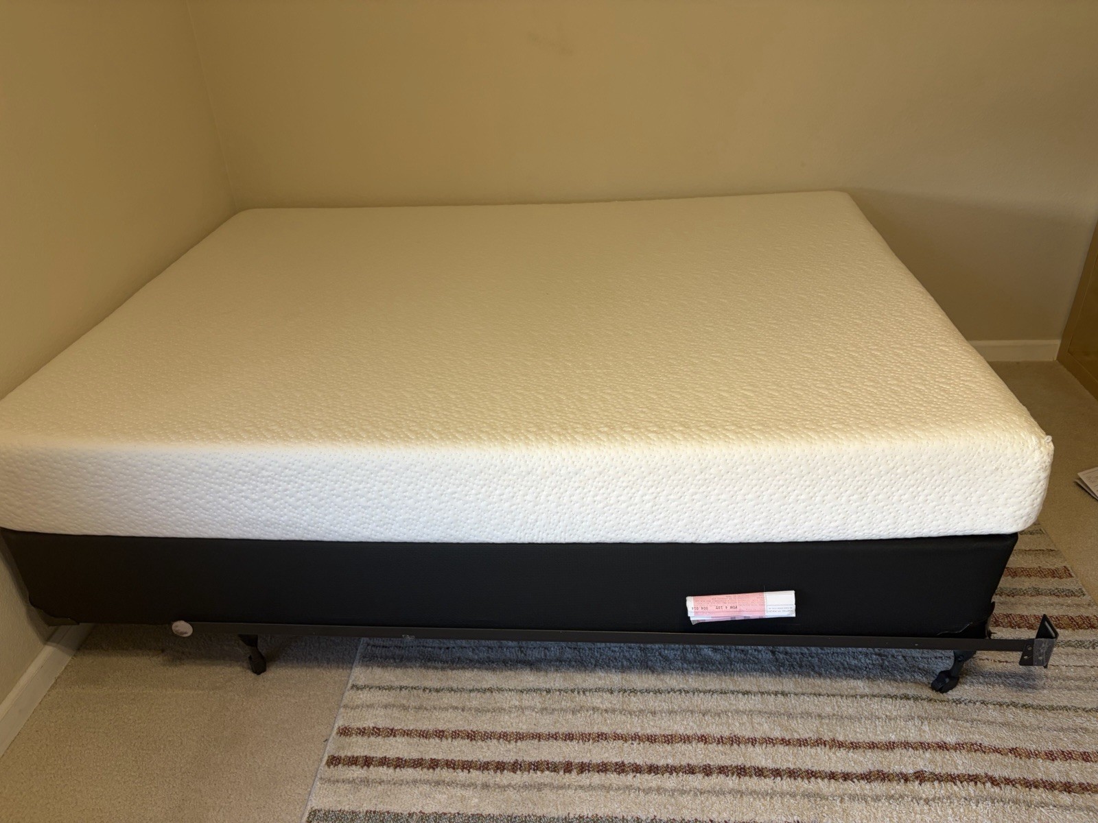 Cool Gel CoolGel Memory Foam Queen, Cooling Tech, Firm, White/Black