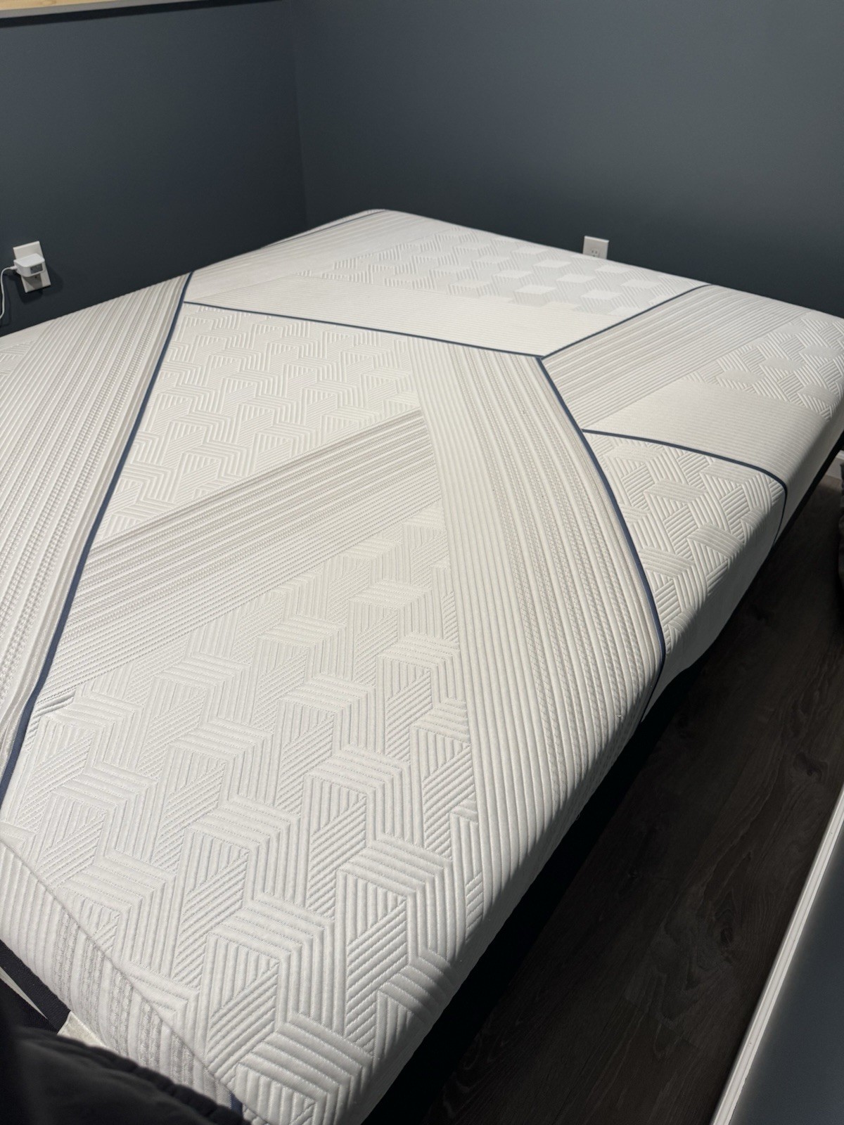 Serta Icomfort Queen Bed w/frame Includes Everything Listed, Very Comfortable