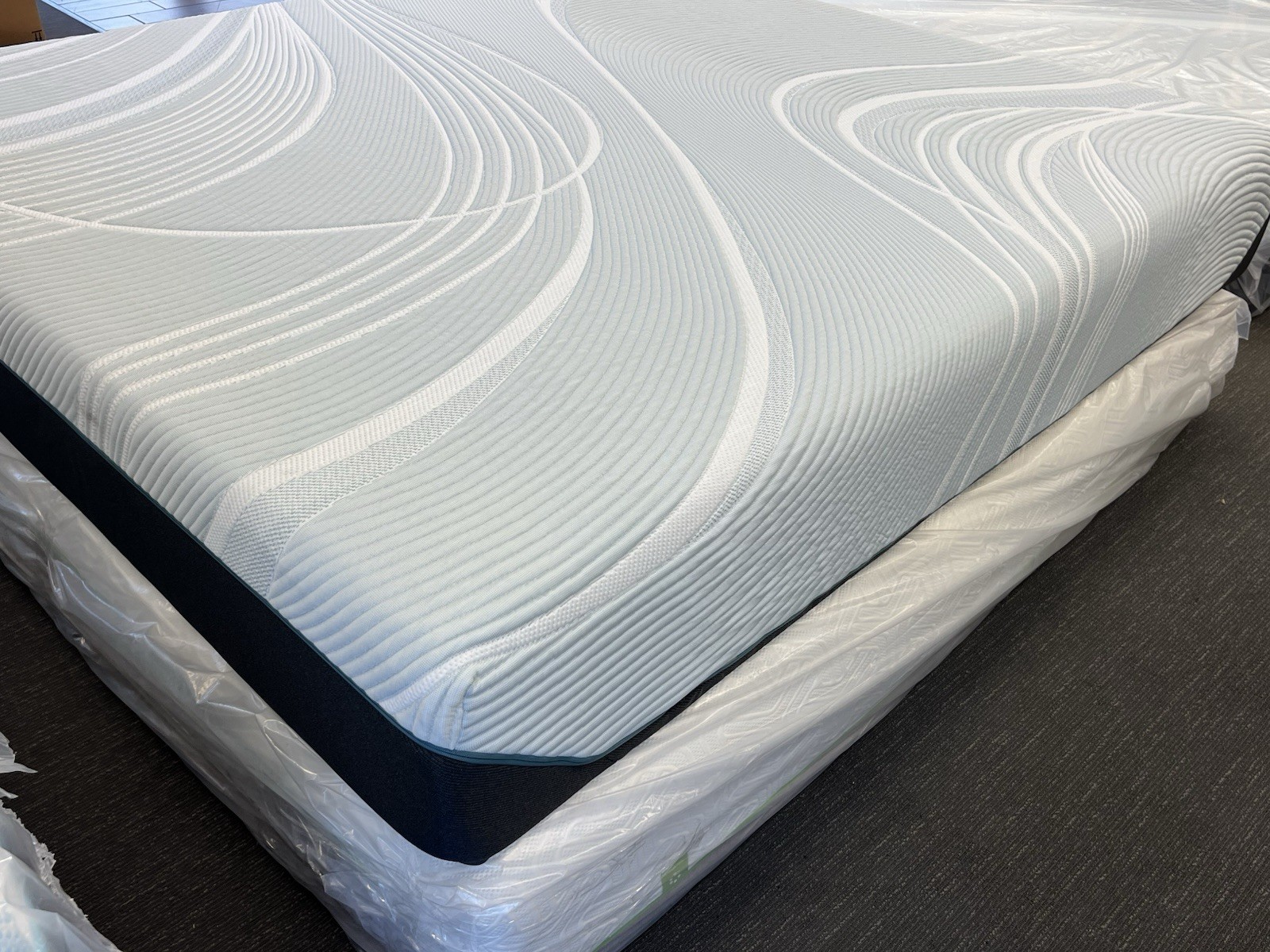 New Tempurpedic ProAdapt Medium Hybrid 2.0 Cal-King Mattress (Free Shipping)
