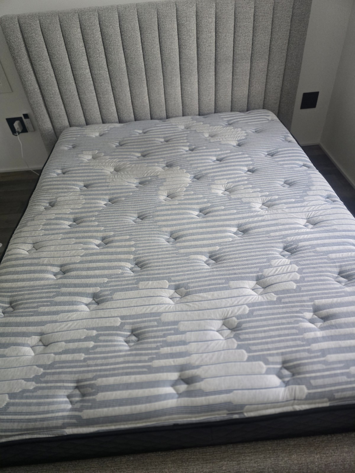 Kevin Charles By Sealy Signature 13″ Medium Tight Top Mattress