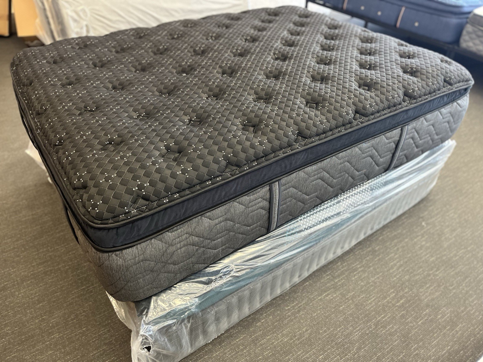 BEAUTYREST BLACK Series 3 PLUSH PILLOW-TOP Queen MATTRESS $5k Free Shipping