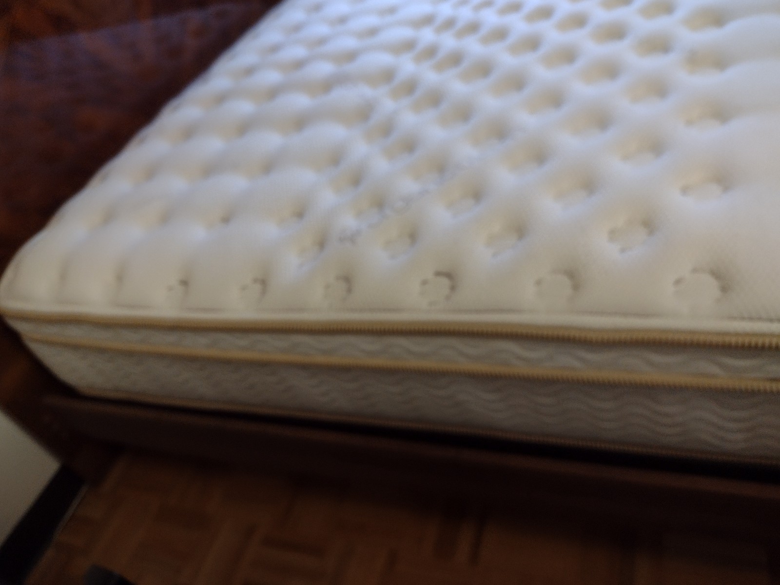 Saatva Classic Queen Mattress 11.5″ Luxury Firm and Slatted Metal Base – PICKUP