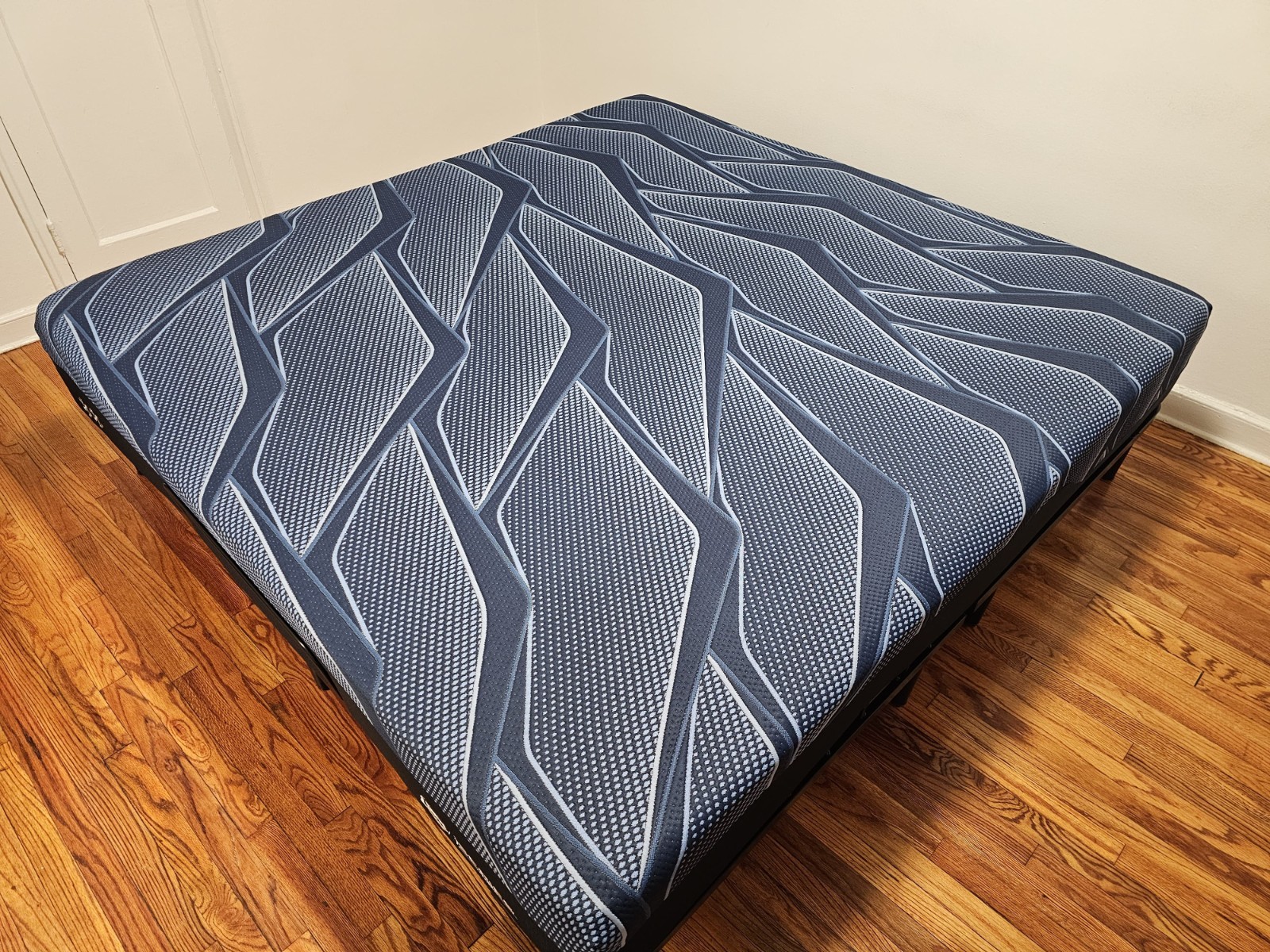 Serta iSERIES Hybrid King 10″ Medium Mattress-in-a-Box CertiPUR Blue/Gray