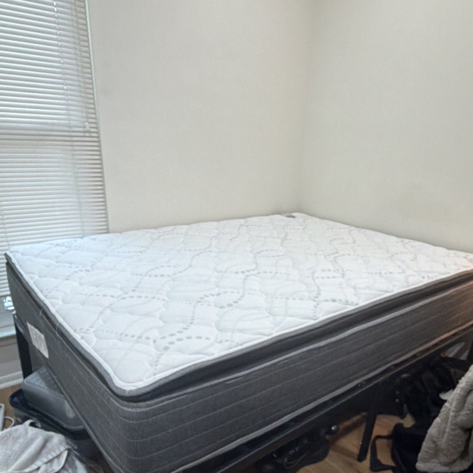 Active Back Relief Pearl Edition Queen Soft Innerspring Mattress White Gray