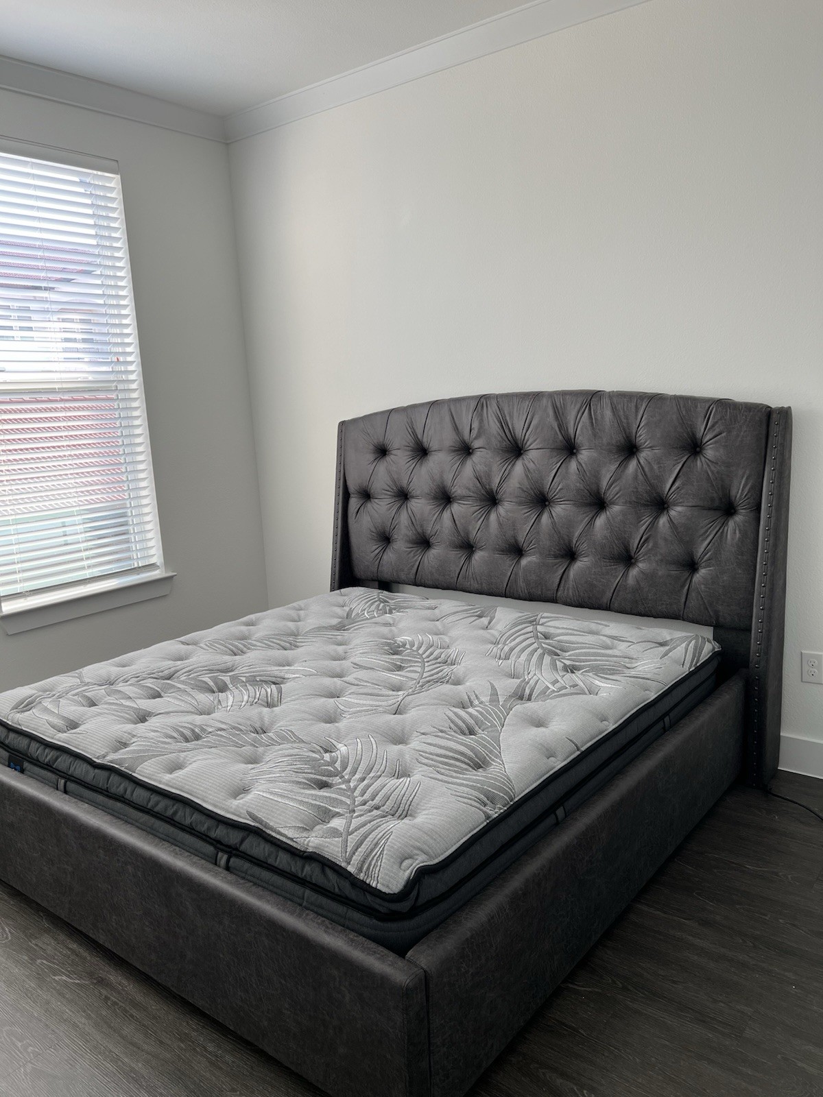 King Size Bed and Mattress Sealy Posturepedic Plus Pillow Top