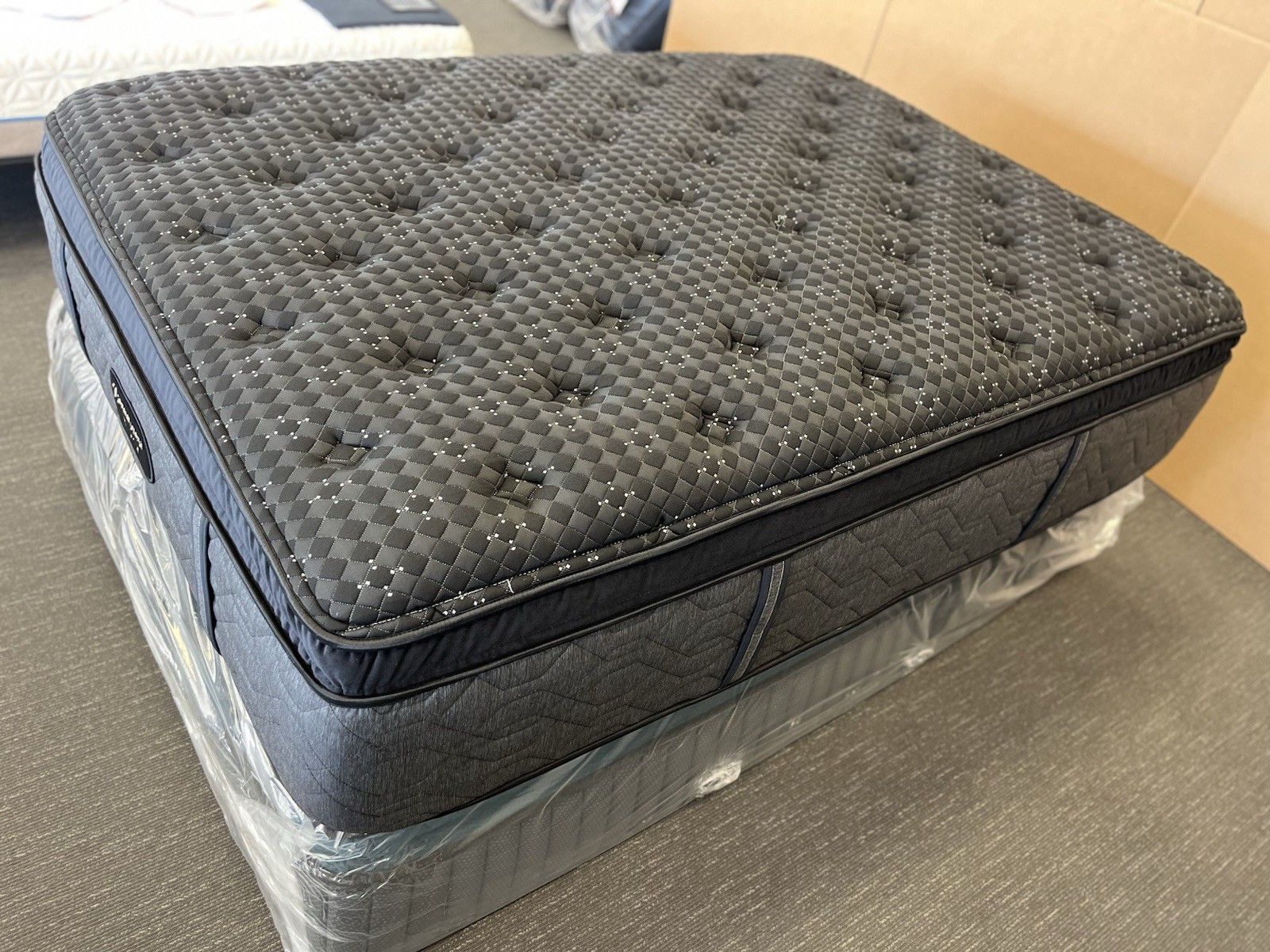 BEAUTYREST BLACK Series 3 PLUSH PILLOW-TOP Queen MATTRESS $5k Free Shipping