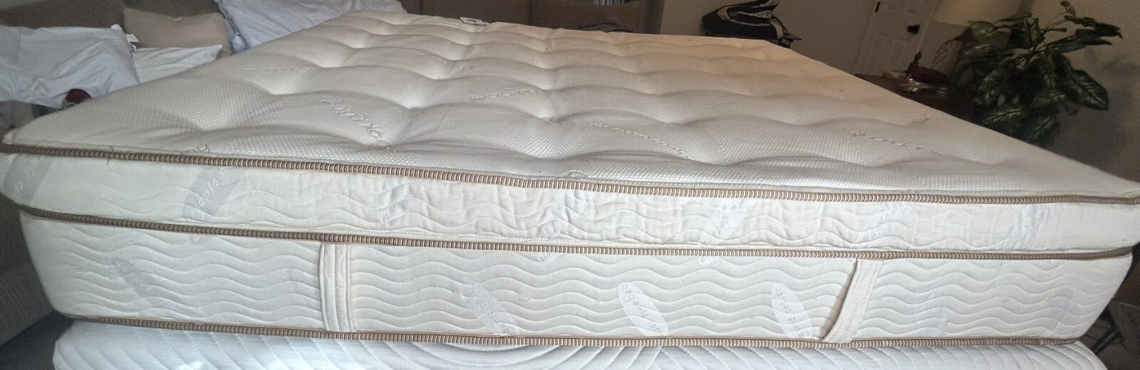 Saatva Zenhaven Hybrid Matress Lightly Used Latex Two-Layer MSRP $2100