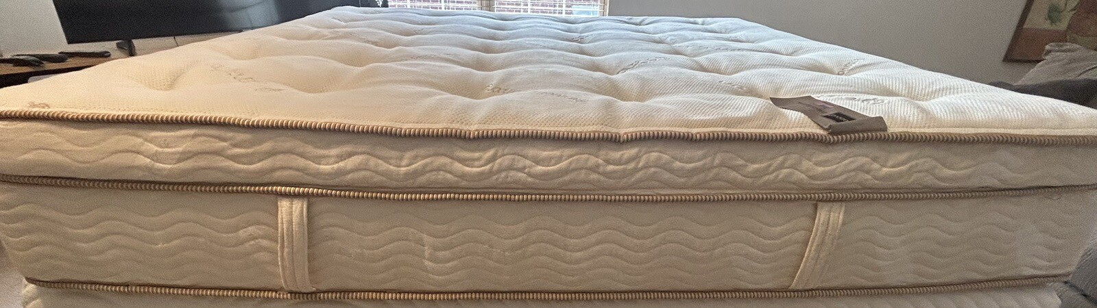 Saatva Zenhaven Hybrid Matress Lightly Used Latex Two-Layer MSRP $2100