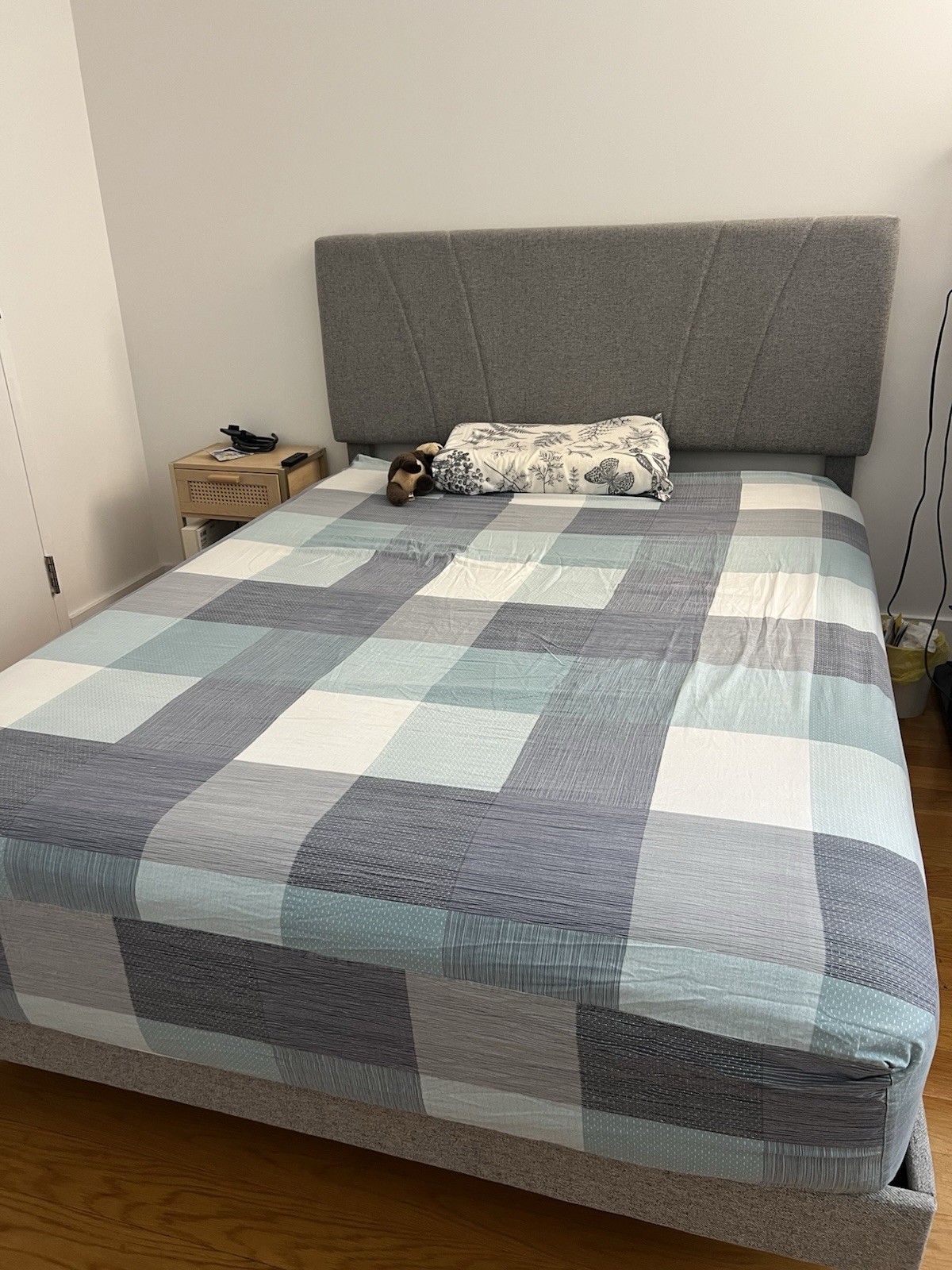 Dreamcloud Classic Hybrid Mattress Queen Size Slightly Used