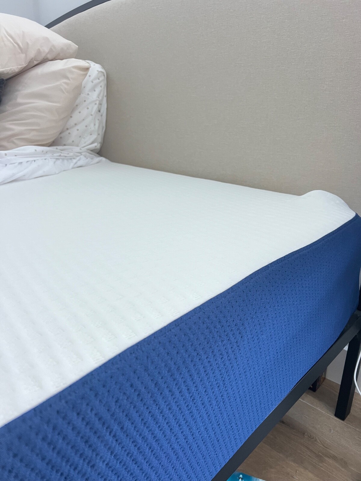 Basic Hybrid Queen Mattress (4 months old) Perfect Condition – Receipt Attached
