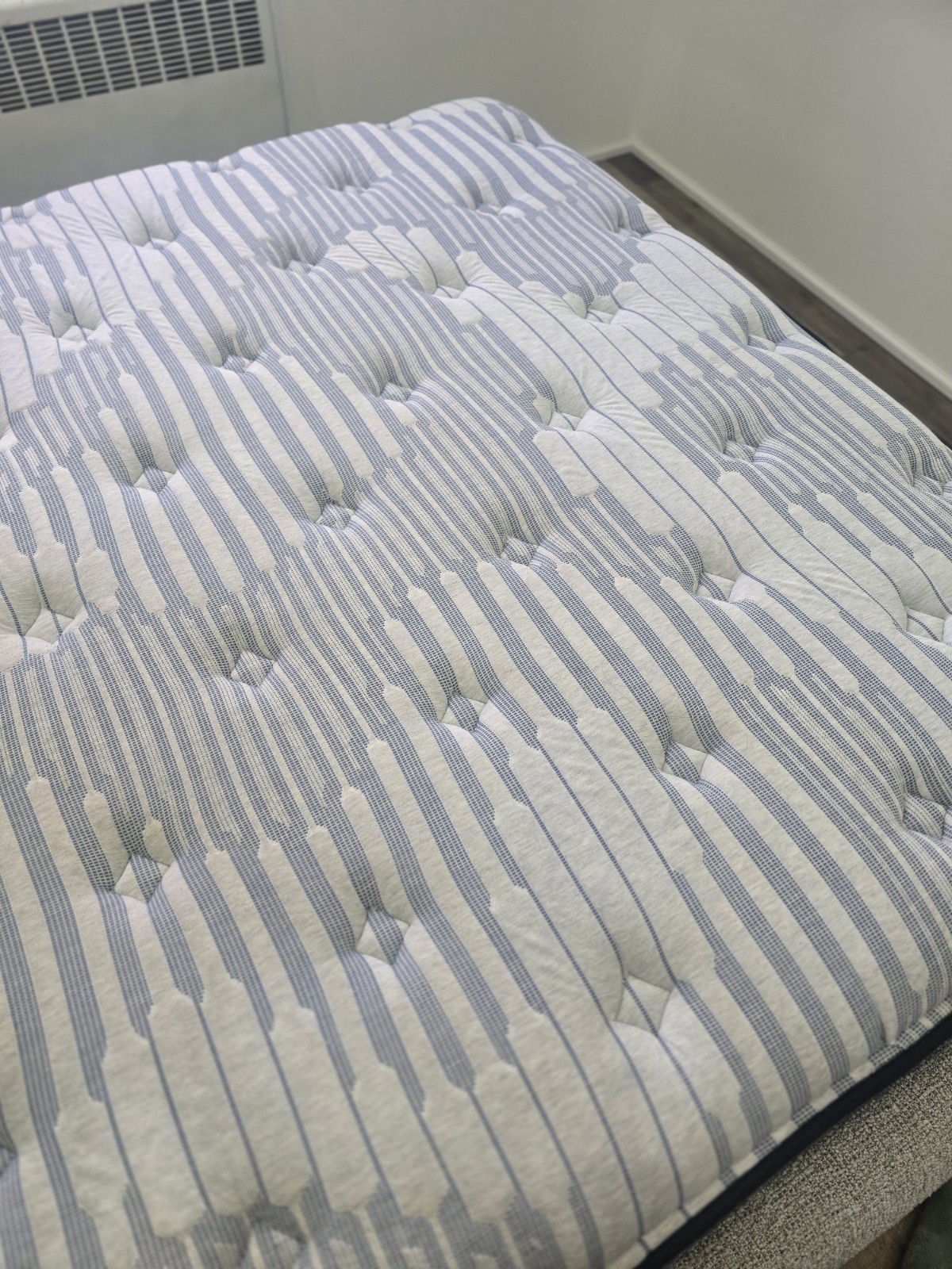 Kevin Charles By Sealy Signature 13″ Medium Tight Top Mattress