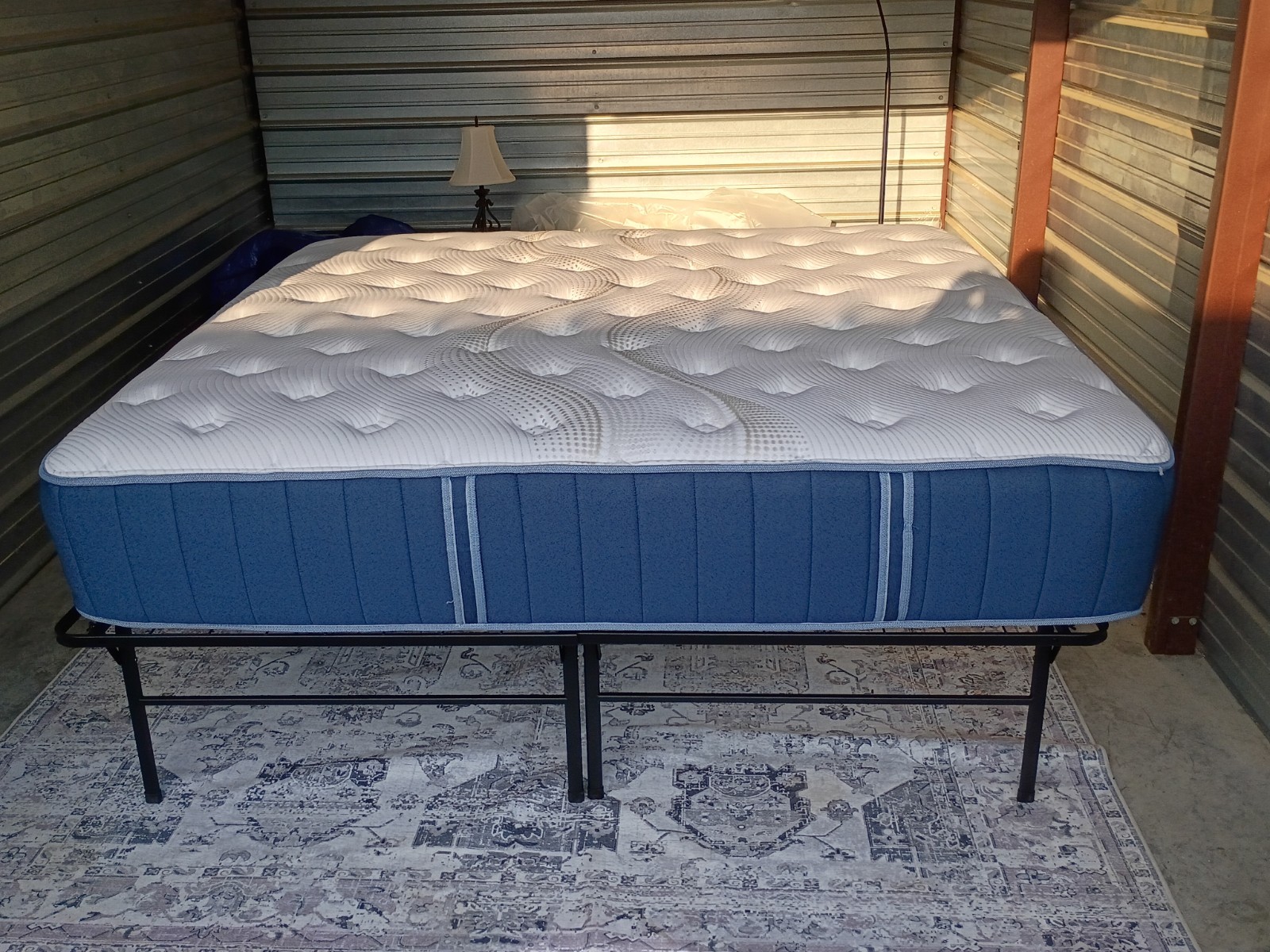 Bear Elite Hybrid King Mattress Medium Firm Cooling Technology Blue/White