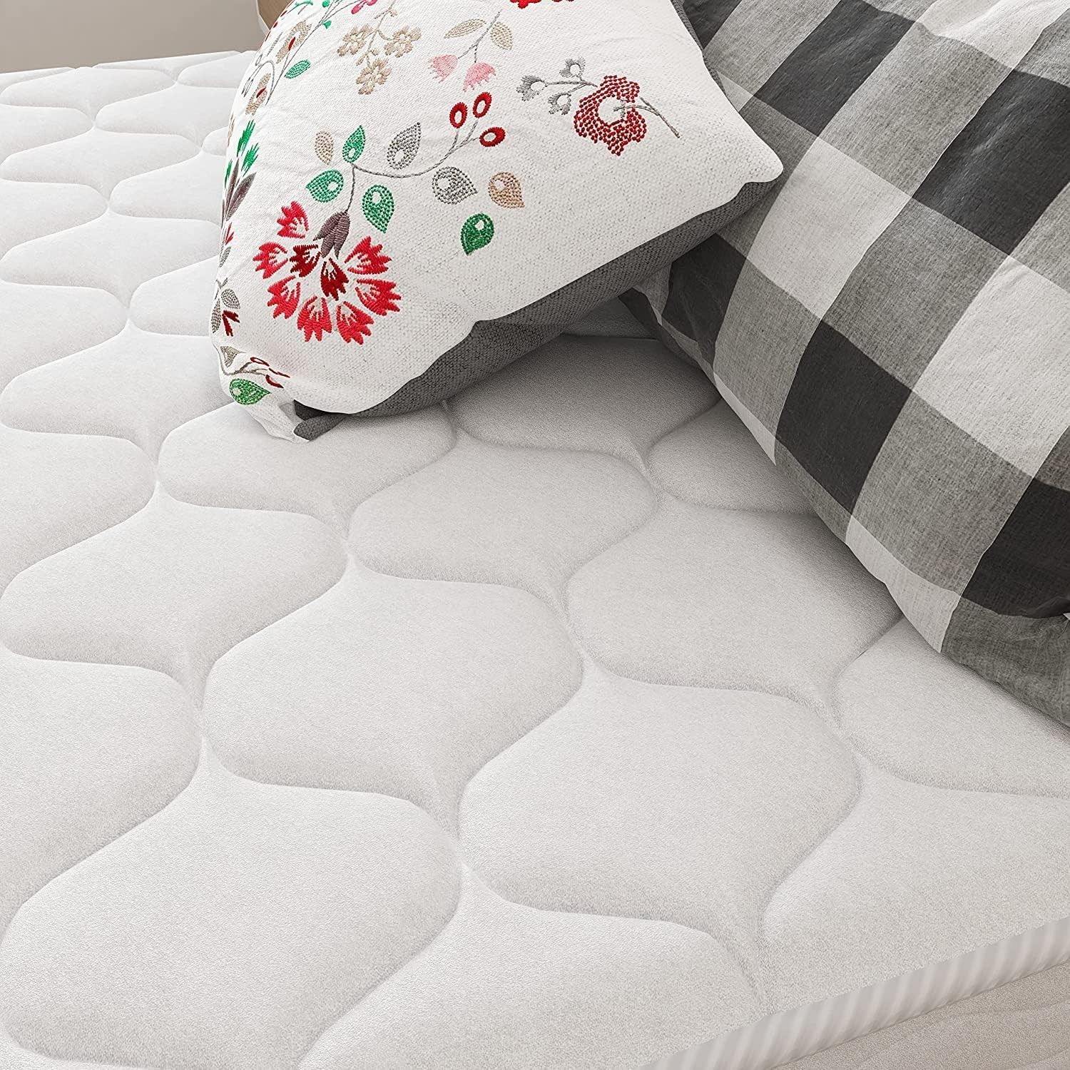 Water Resistant 8 Inch Bonnell Coil Queen Mattress – Memory Foam Comfort
