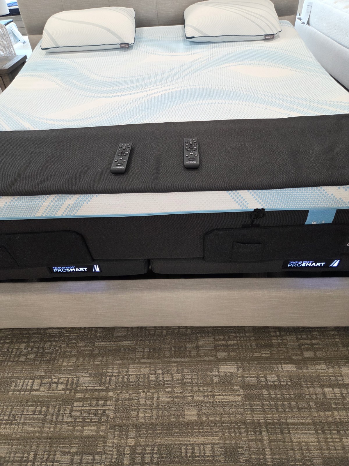 Tempur-Pedic King Lux Breeze med hybrid on 2 Tempur-Ergo ProSmart bases