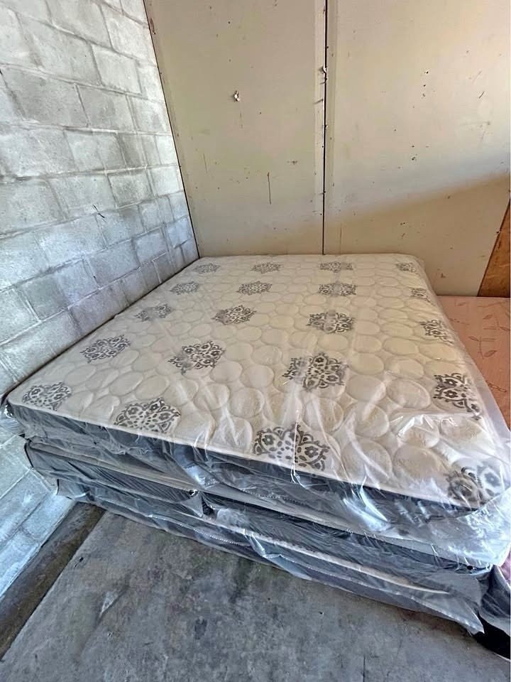 Full Innerspring Mattress Medium Quilted Top White/Gray Floral Pattern