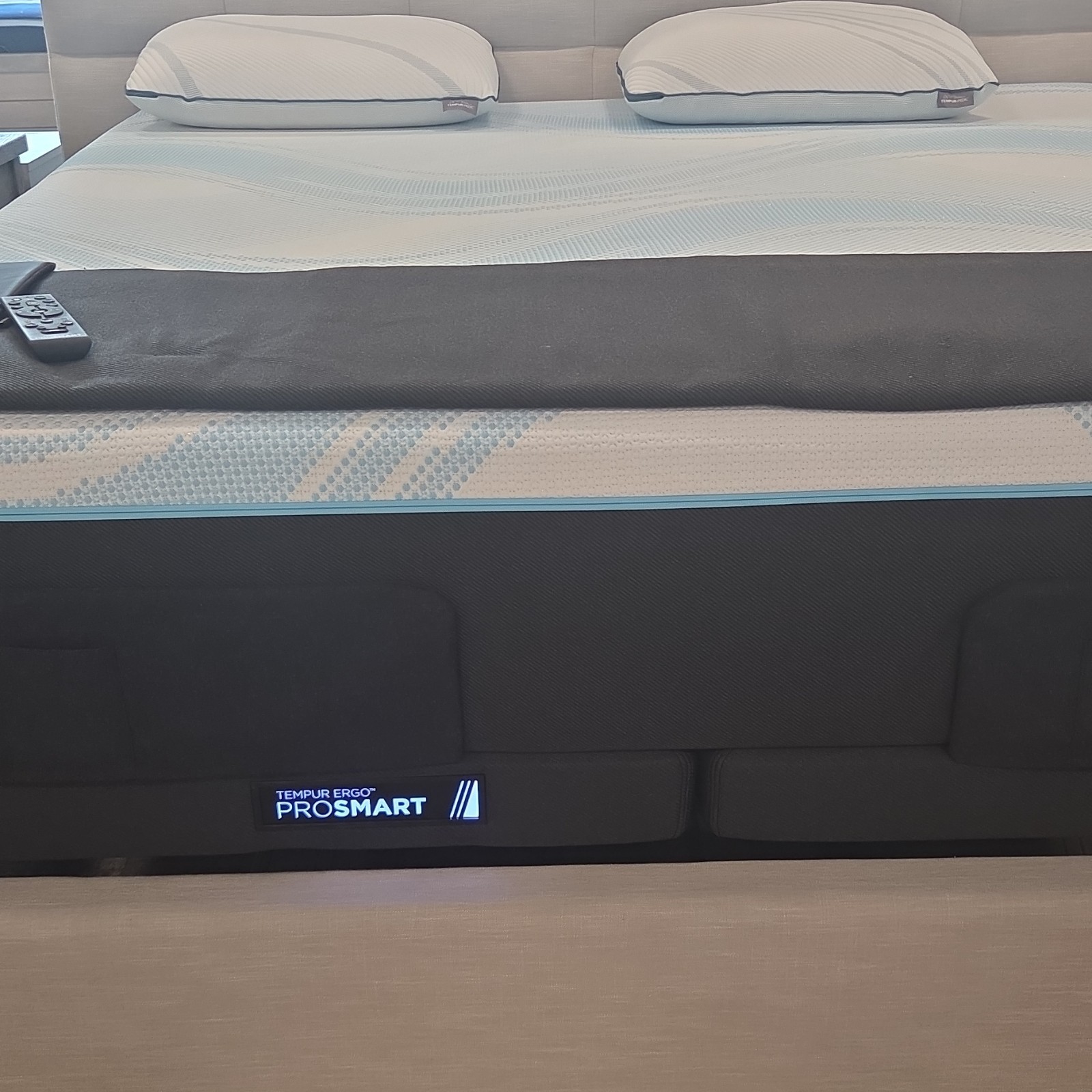 Tempur-Pedic King Lux Breeze med hybrid on 2 Tempur-Ergo ProSmart bases