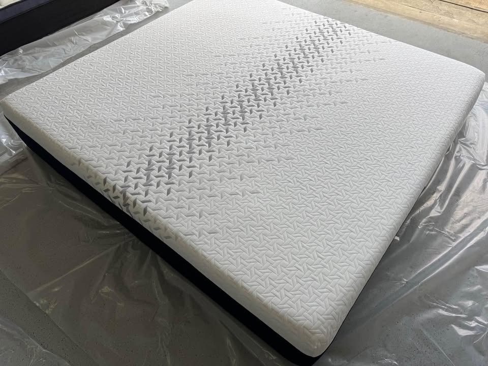 Nectar Premier Memory Foam Mattress KING / Delivery Avail