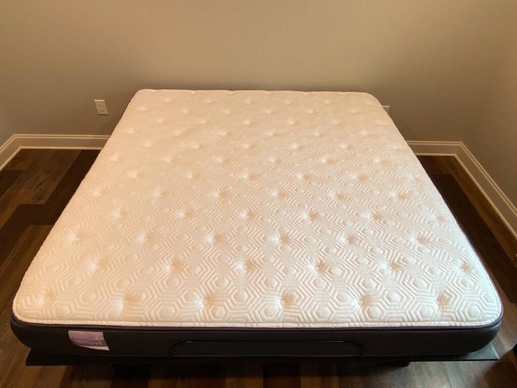 KING SIZE MATTRESS W/ ADJUSTABLE BASE