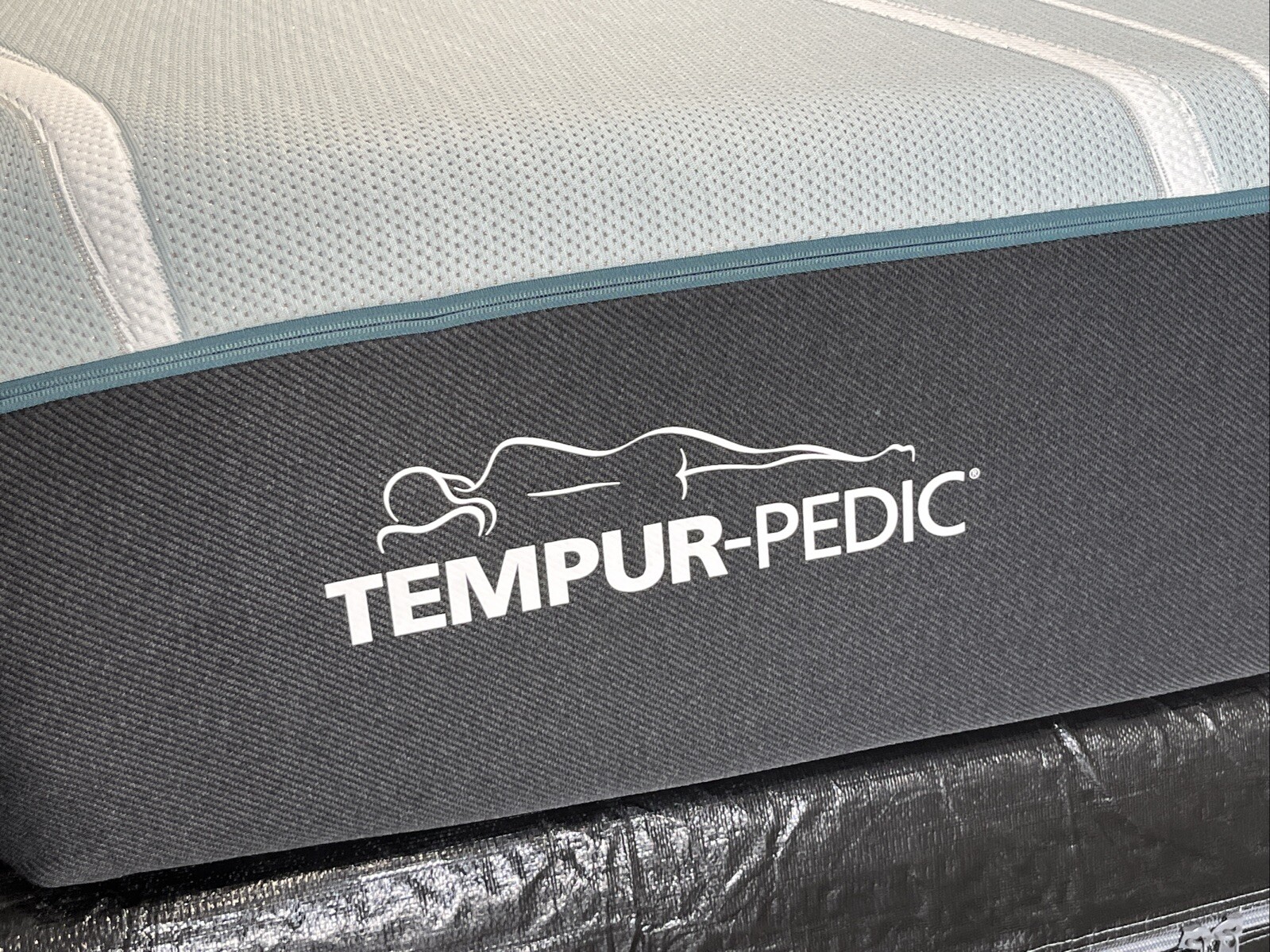 New TempurPedic LuxeAdapt 2.0 Medium Hybrid Queen Mattress Only $4299 Free Ship