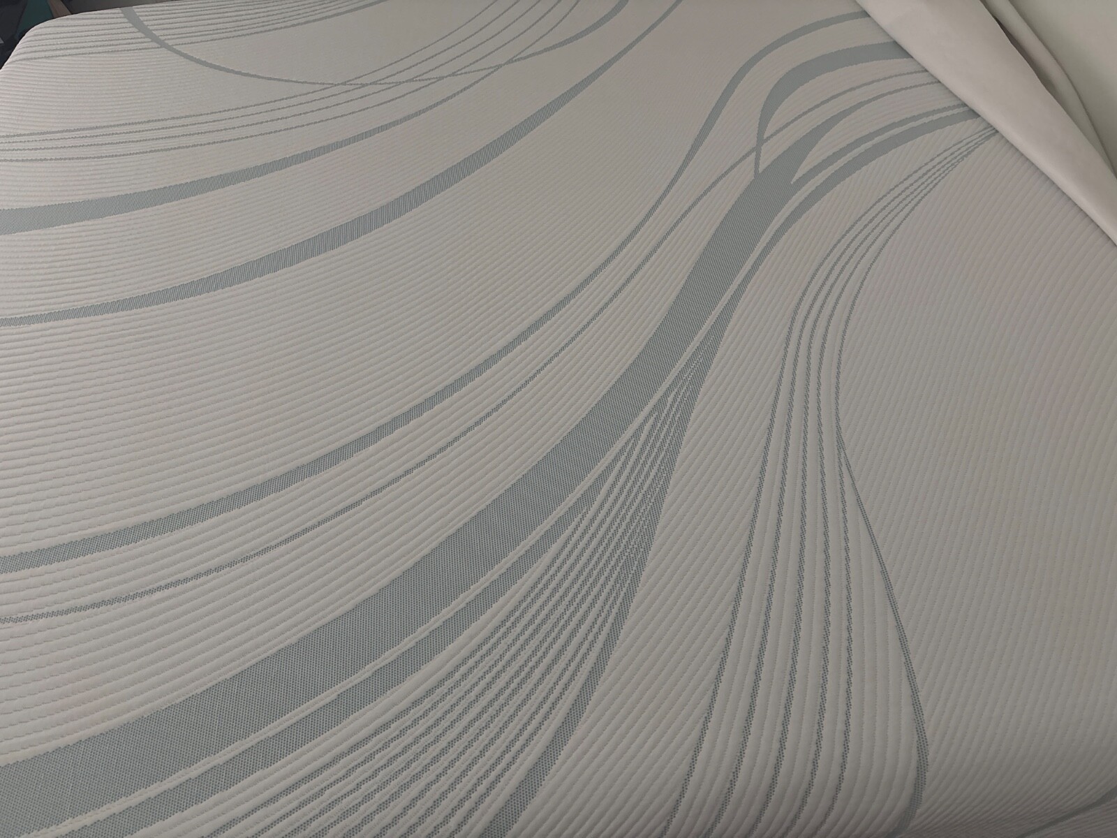 Tempur-Pedic LuxeAdapt Medium Hybrid King Mattress 2.0 (TEMPUR-Adapt)