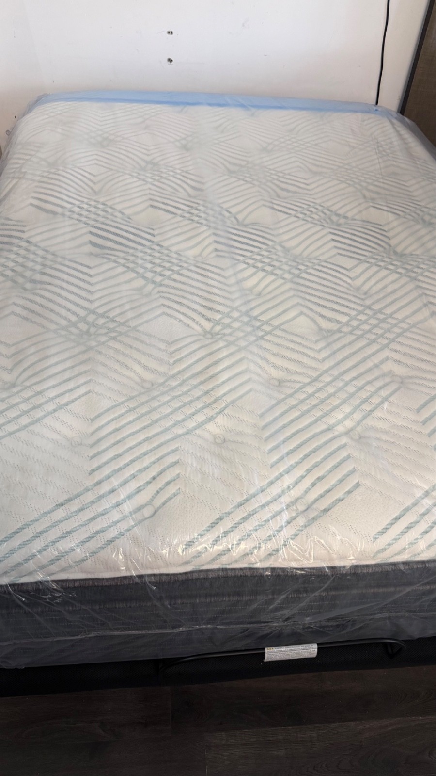 Simmons Beautyrest PressureSmart Lux pillow top Firm Queen size, FREE BOX SPRING