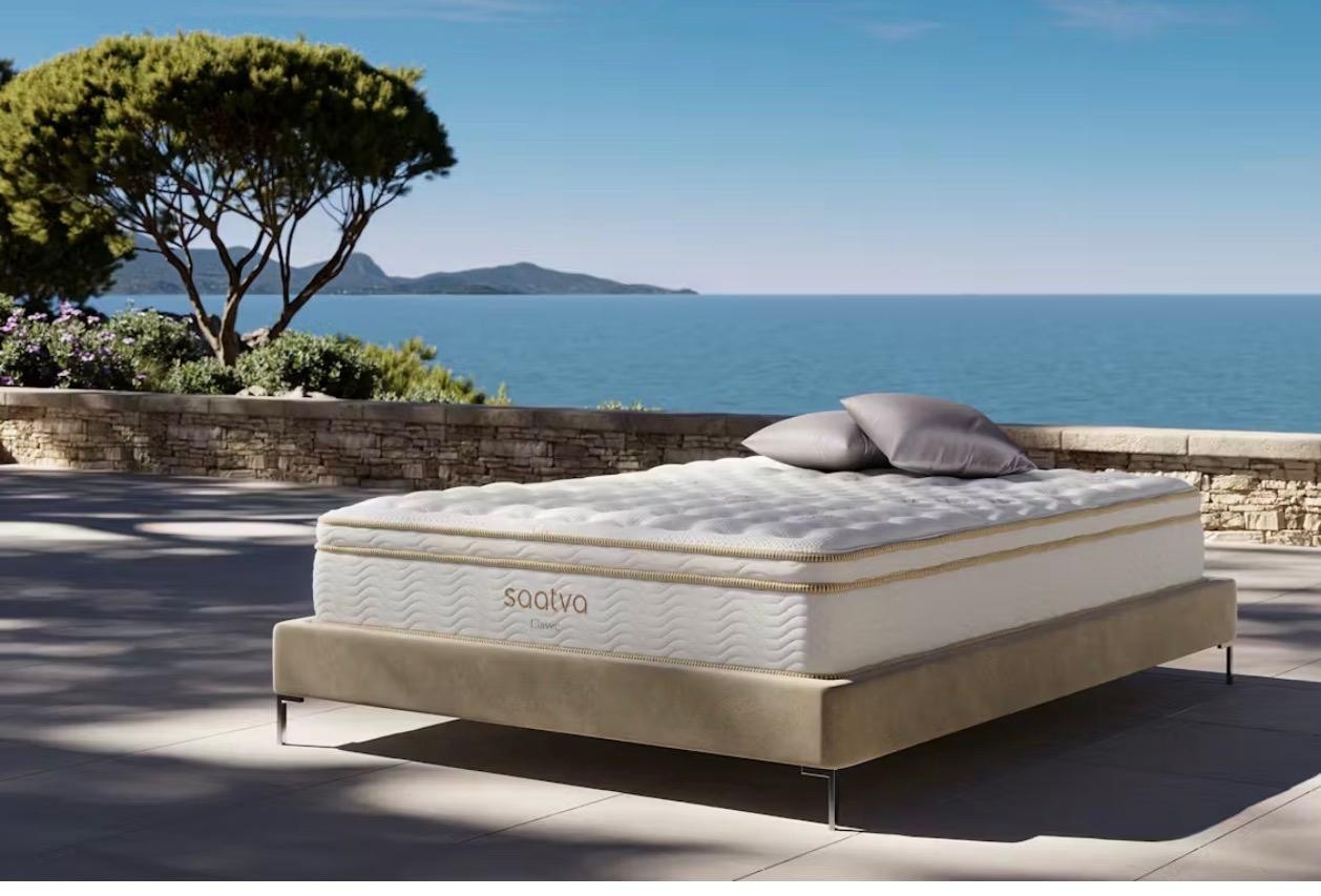 Saatva Queen Memory Coil Mattress Medium Firm Wavy Pattern Luxury