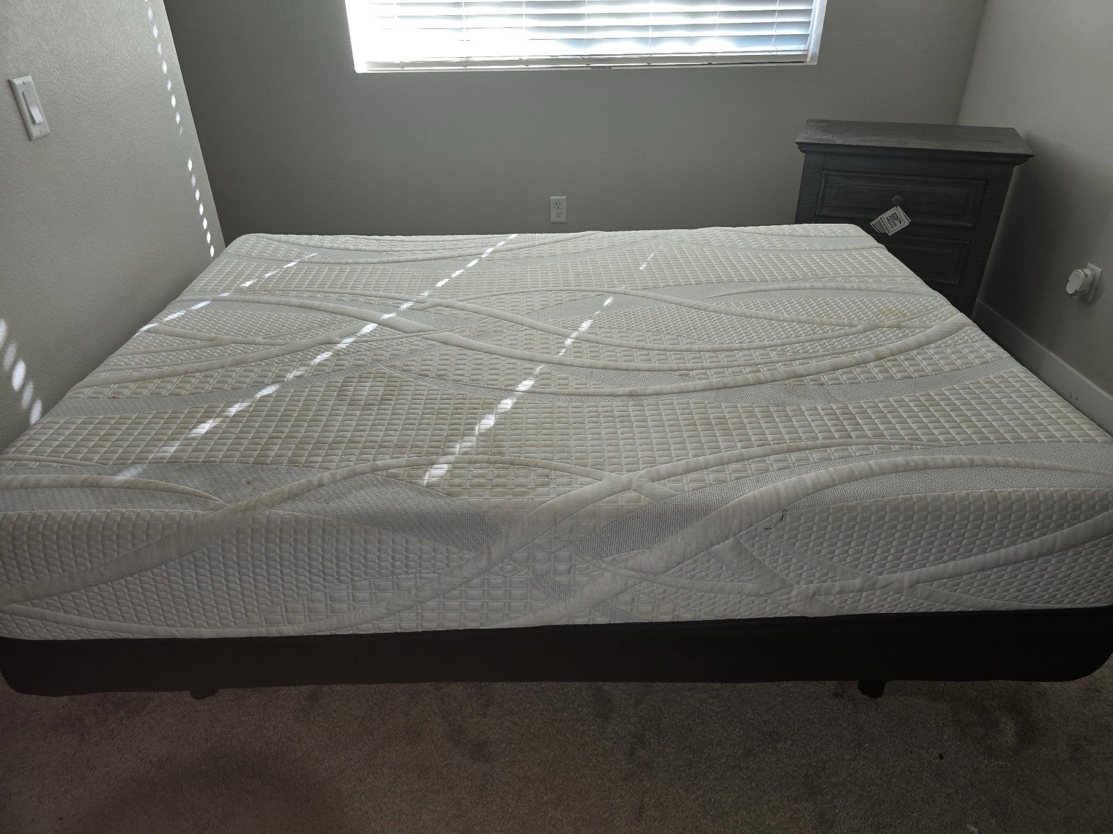 King Size White Mattress with Abstract Print for Bedroom