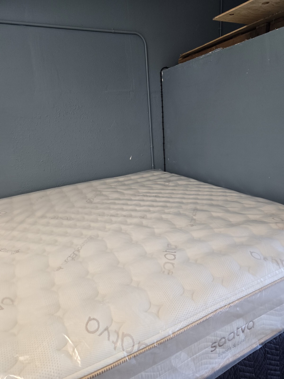 Saatva Loom&Leaf Cal-KING SIZE FIRM